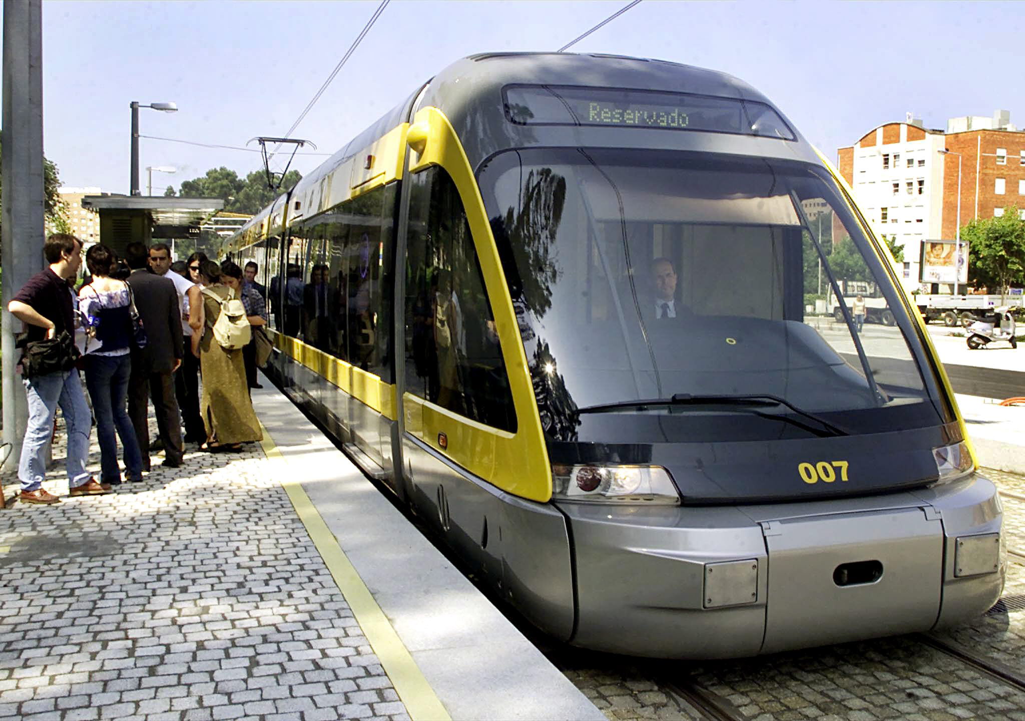 Câmara do Porto recusa interrupção do elétrico para construção da Linha Rubi