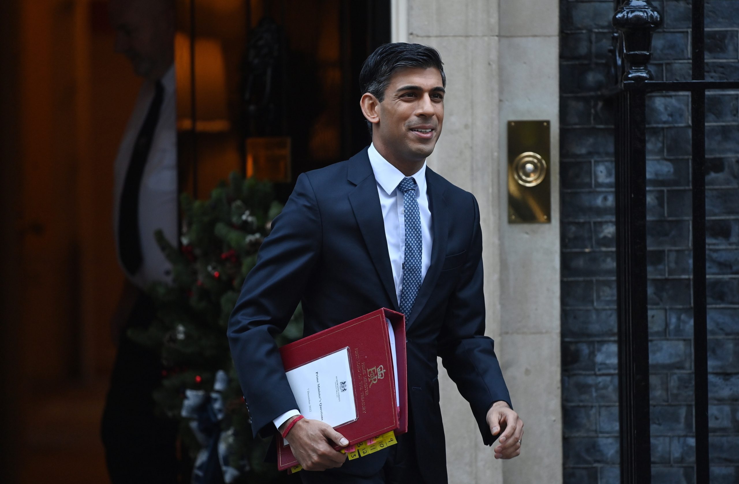 Primeiro-ministro britânico promete acabar com atrasos no processamento de migrantes ilegais