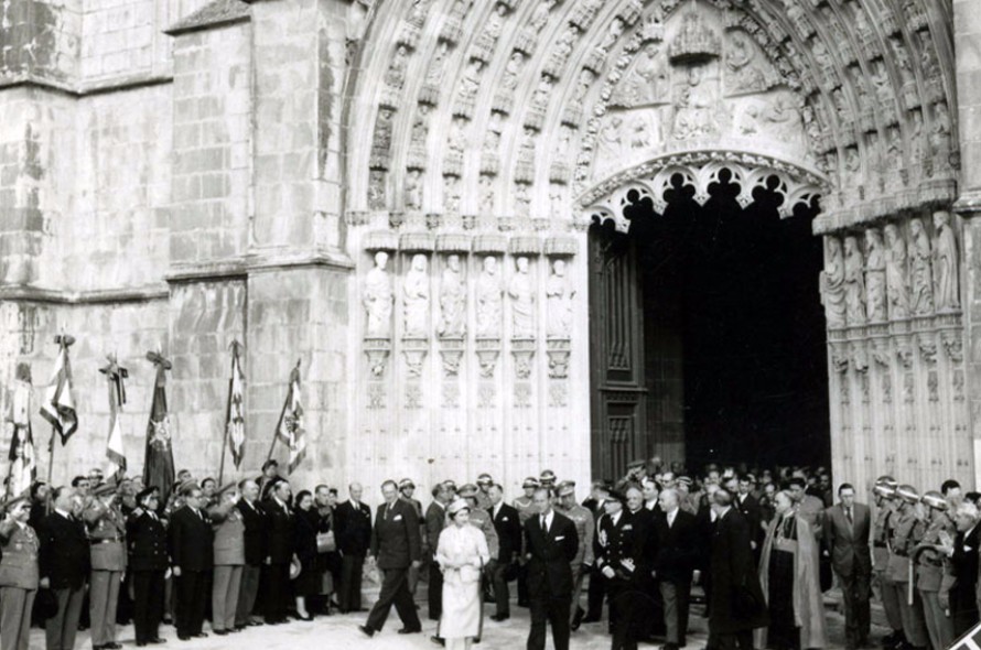 Na ‘visita do século’, Isabel II teve mesmo de passar no Mosteiro da Batalha – e até se fez uma casa de banho para a ocasião