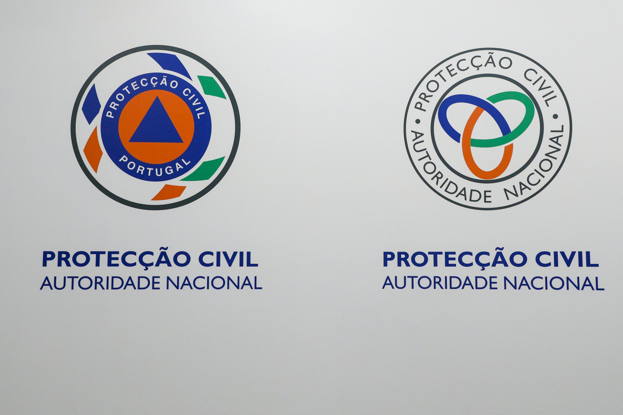Mudança de vento poderá ter cercado equipa de bombeiro que morreu na Lousã. MAI ordena inquérito