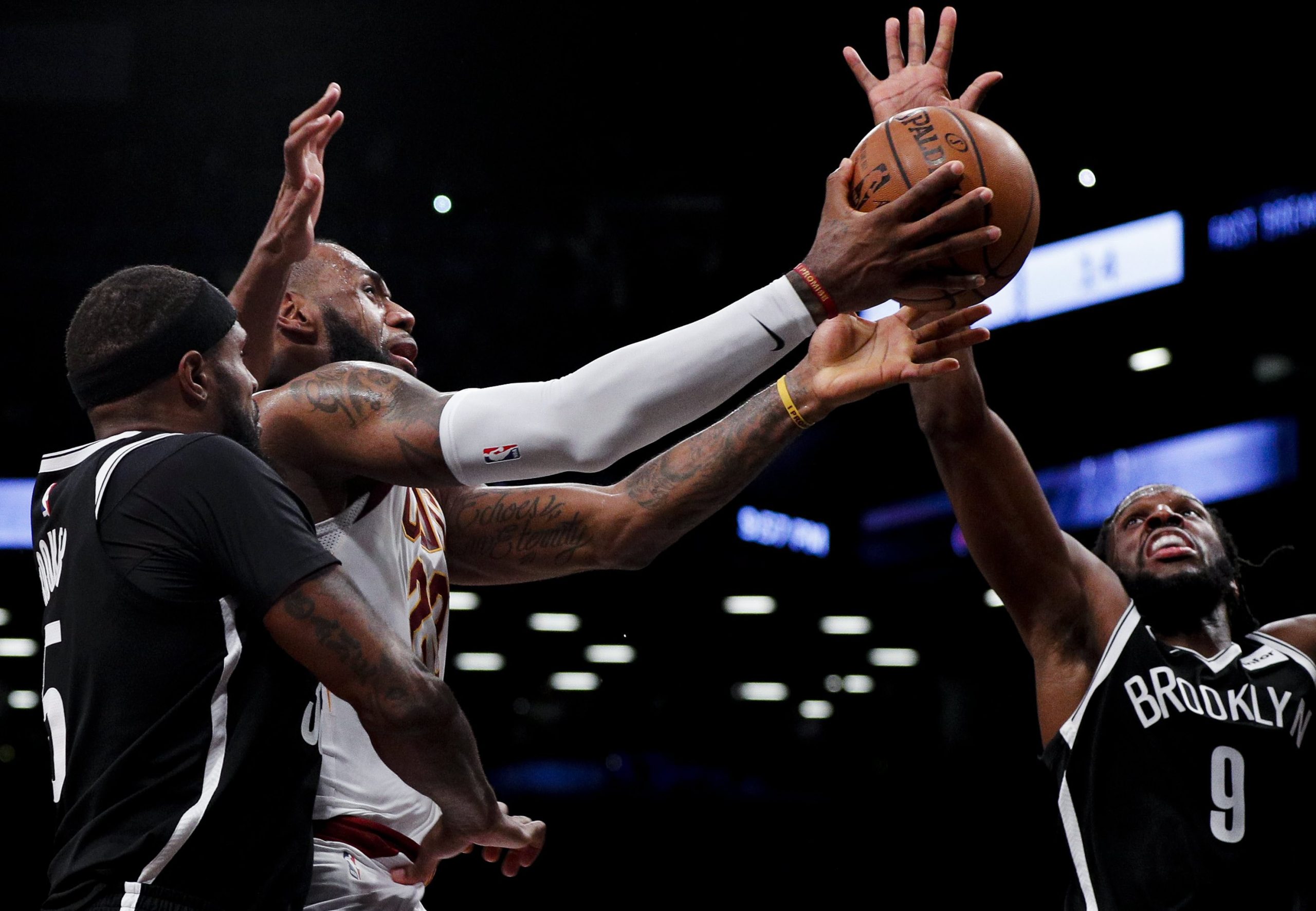 LeBron James atinge 30 pontos pela 400.ª vez, mas ‘Cavs’ perdem de novo na NBA