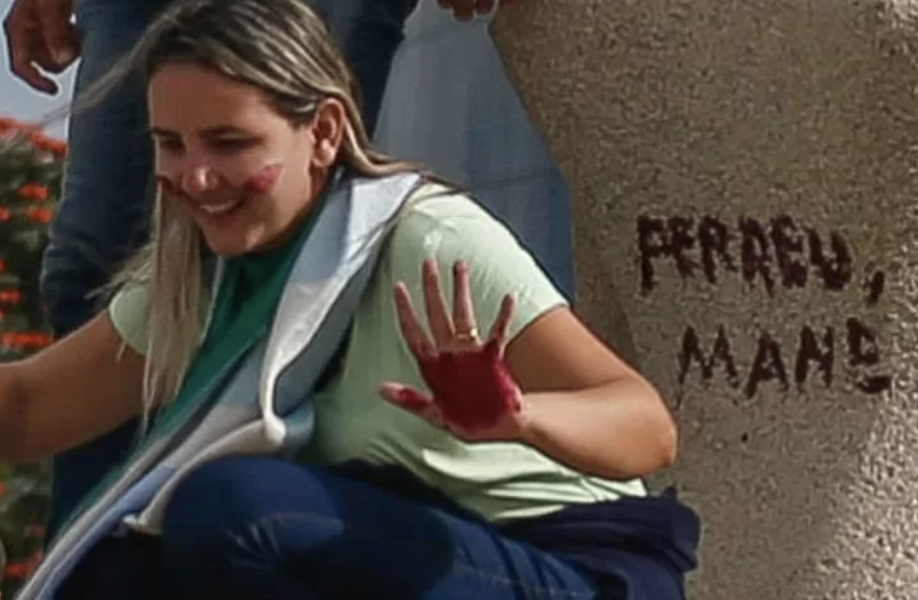 Brasileira apoiante de Bolsonaro foi condenada a 14 anos de prisão por mensagem ofensiva escrita com batom