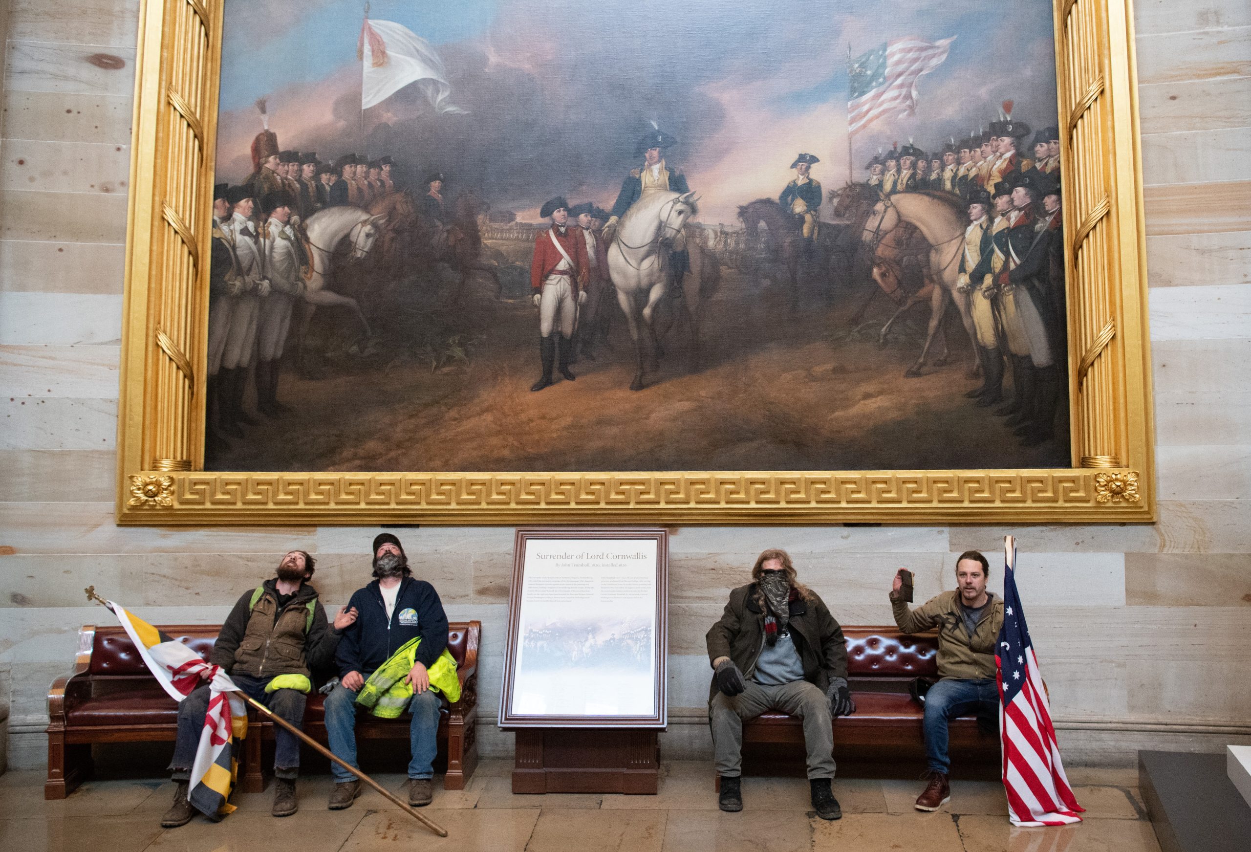 O dia em que a democracia norte-americana foi invadida — e como reagiu Biden e (não reagiu) Trump