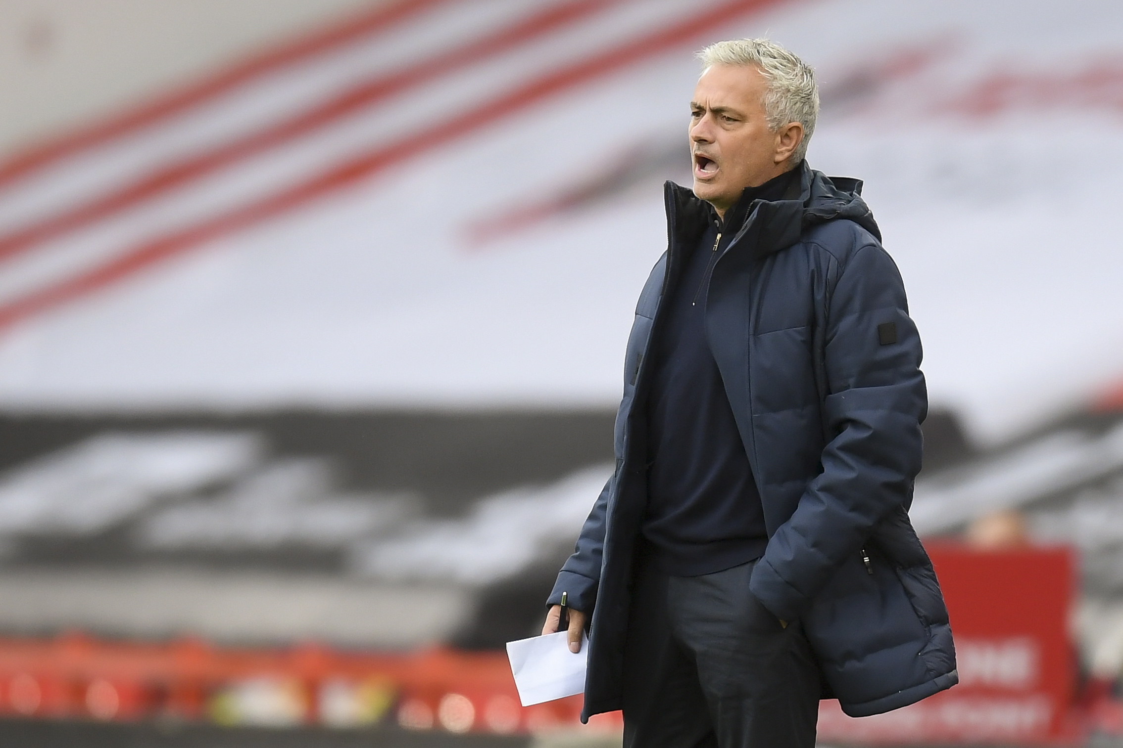 José Mourinho critica VAR e diz que árbitro de campo “não toma decisões”