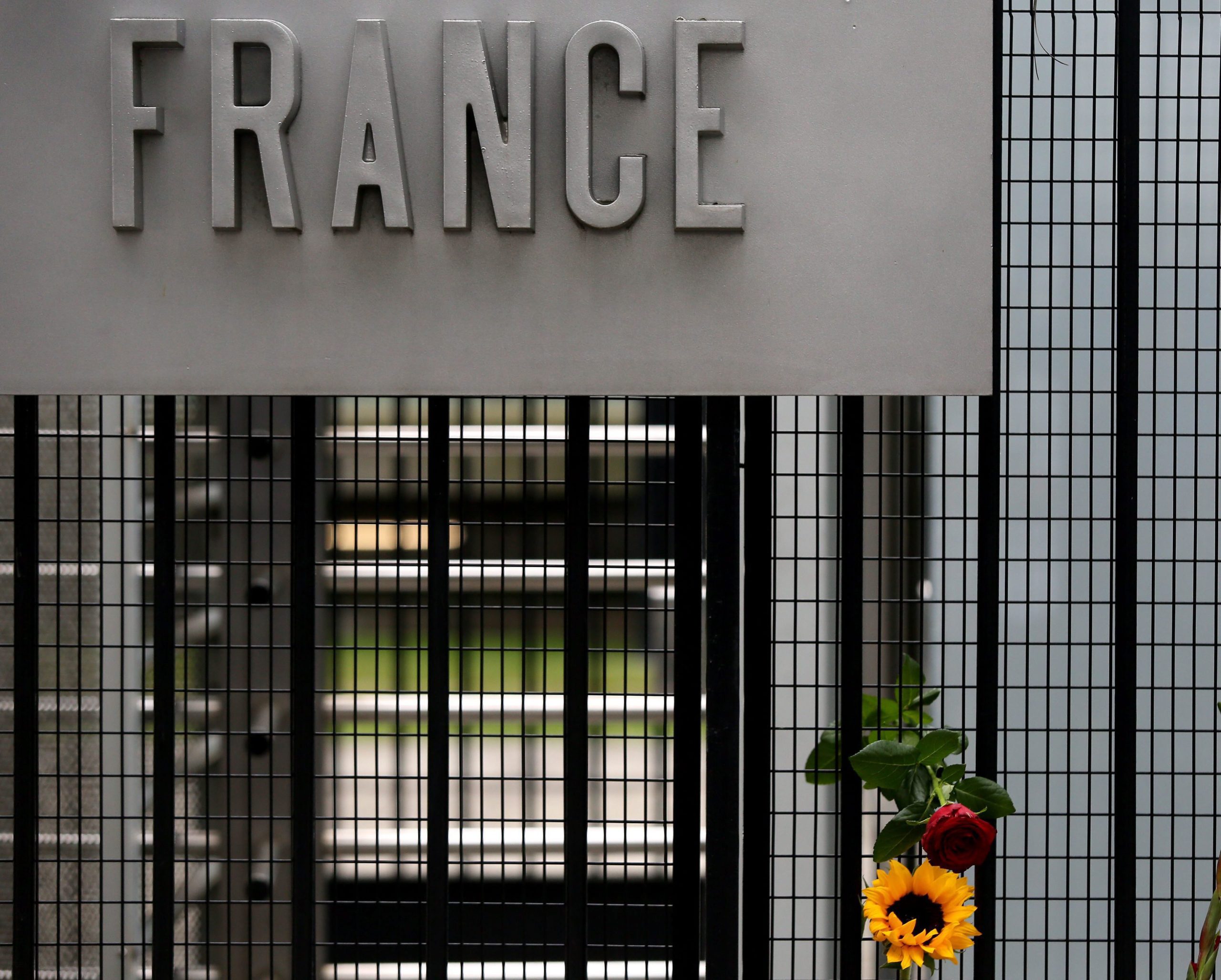 Amnistia: “Medidas de emergência para proteger o povo francês da ameaça do terrorismo estão a ser usadas para restringir o seu direito de protestar pacificamente”
