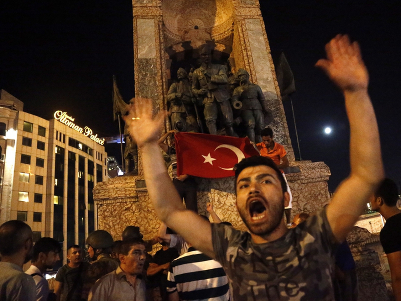 Turquia: No domingo 58 milhões de eleitores vão escolher se os poderes do primeiro-ministro se transferem para o presidente