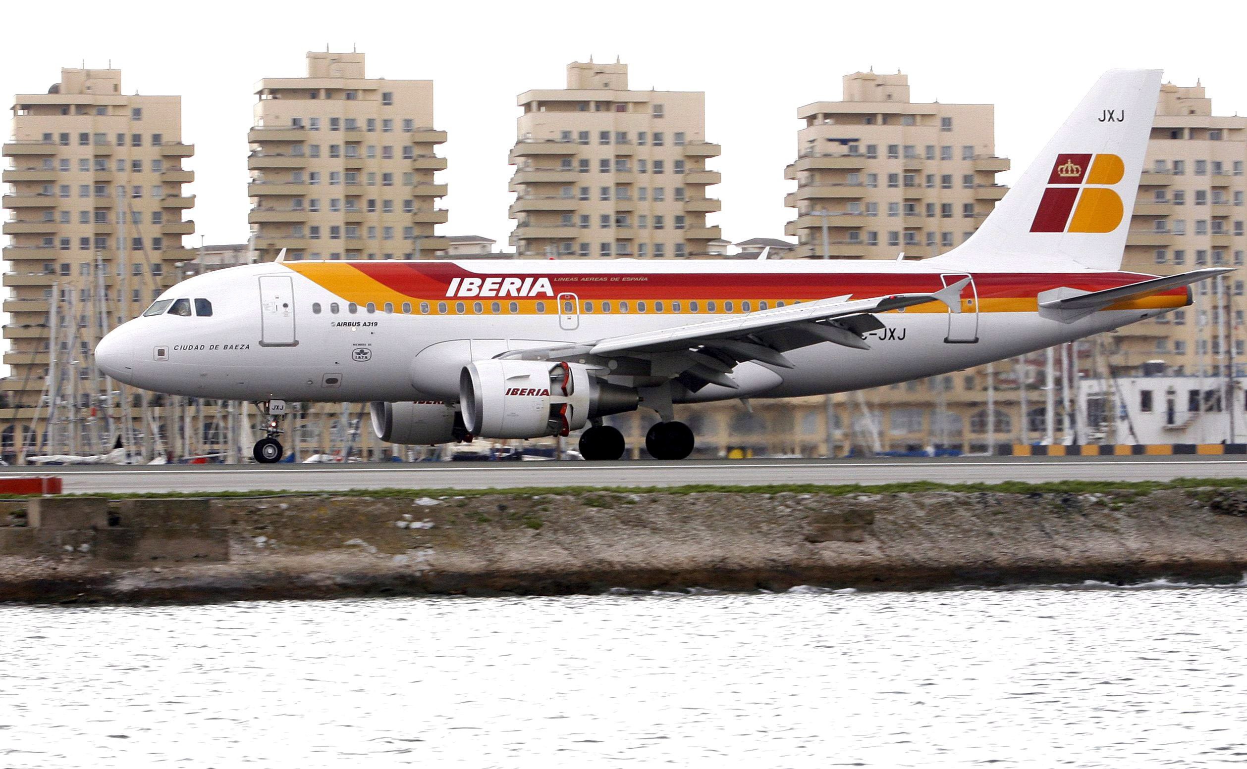 Iberia vai retomar ligações de Madrid para Faro e Funchal no verão