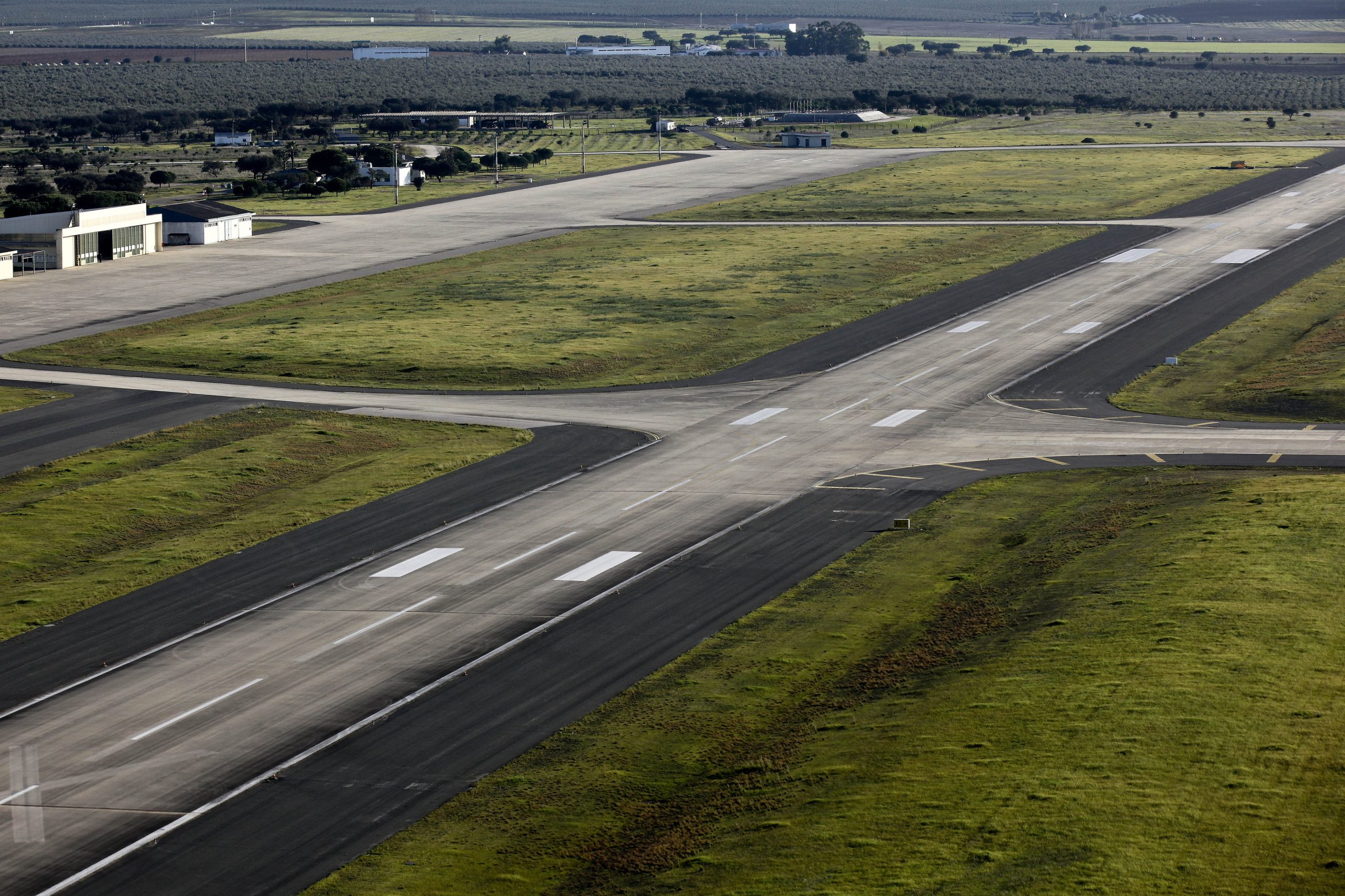 “Novo Aeroporto”: Autarcas consideram urgente novo aeroporto, mas discordam quanto à melhor localização