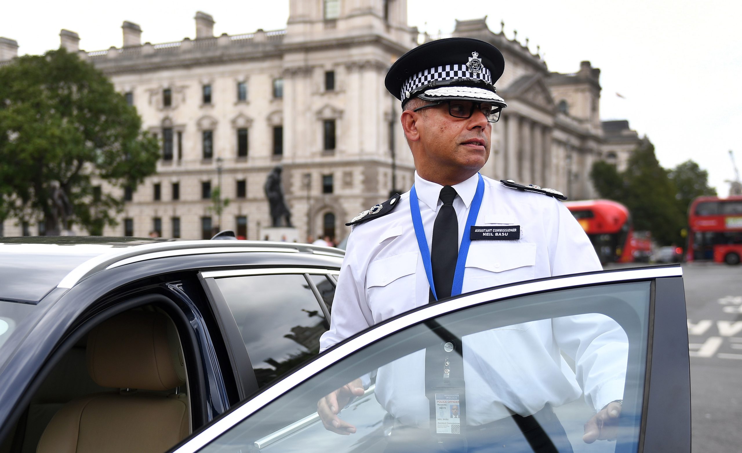 Polícia britânica realiza buscas em vários locais e identifica suspeito de ataque junto ao Parlamento