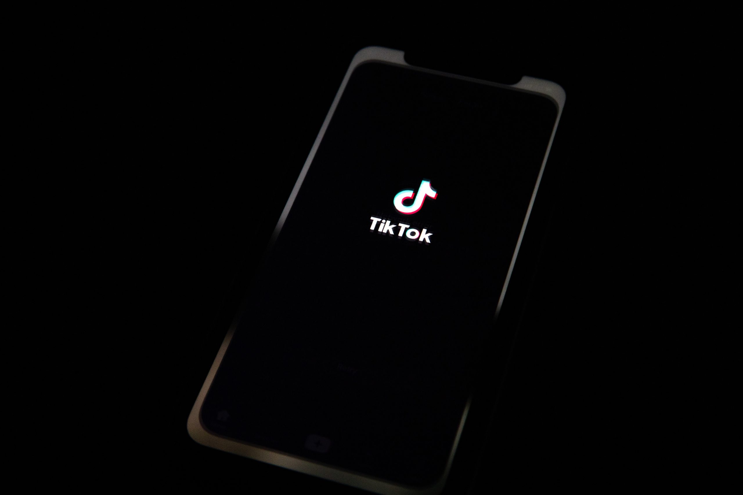 TikTok bombardeia jovens com vídeos misóginos. Quem é Andrew Tate?
