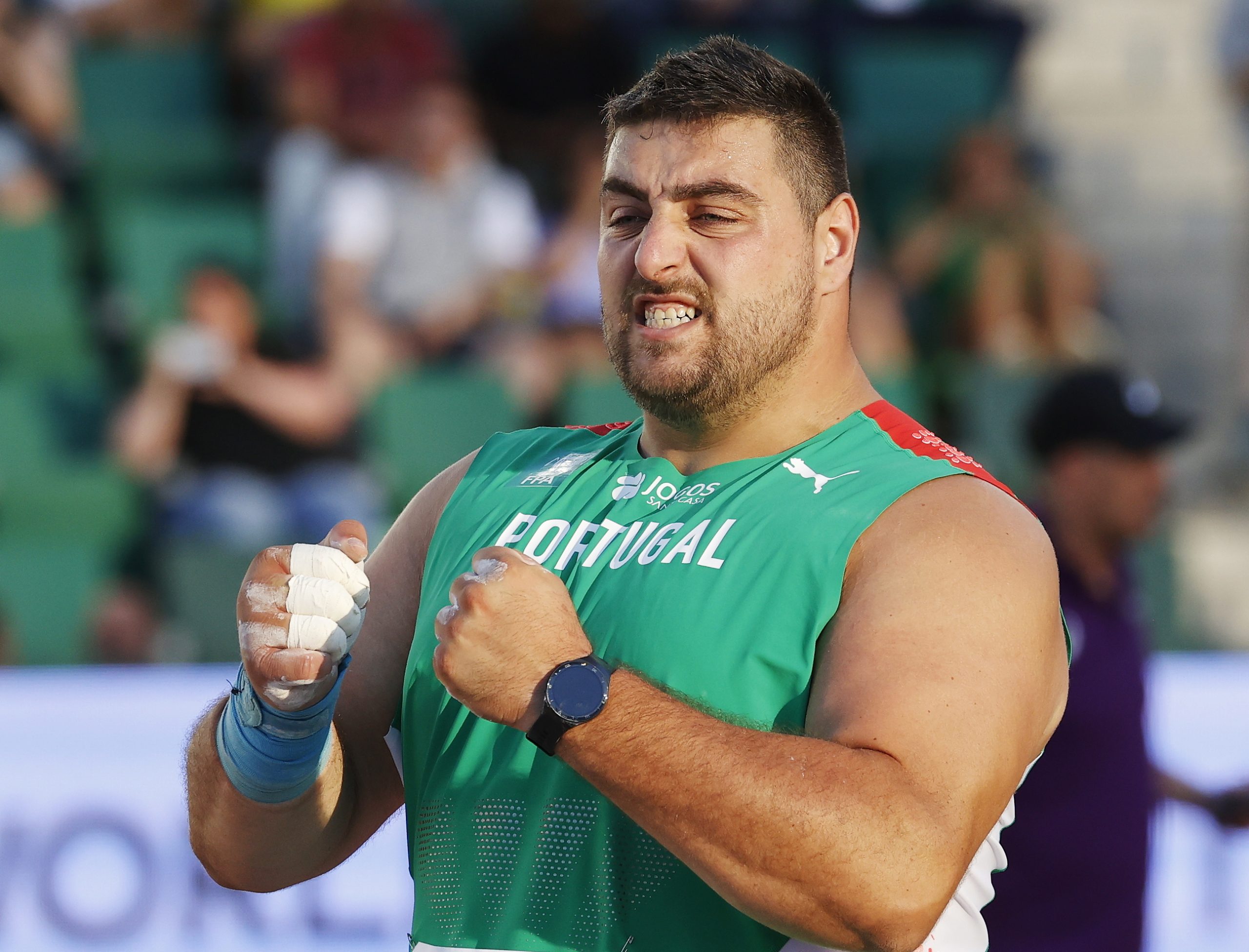 Atleta português Tsanko Arnaudov falha final do lançamento do peso