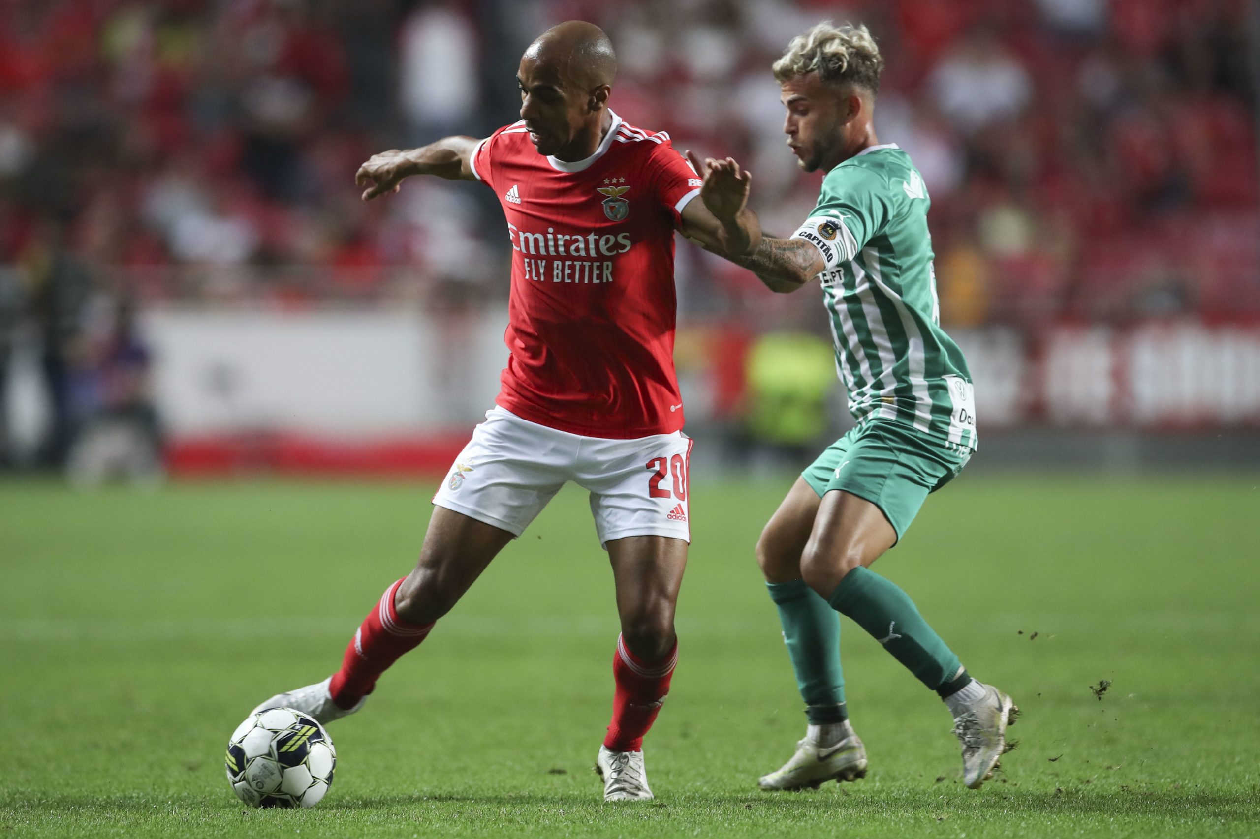 Benfica vence Rio Ave e segue isolado no topo da I Liga