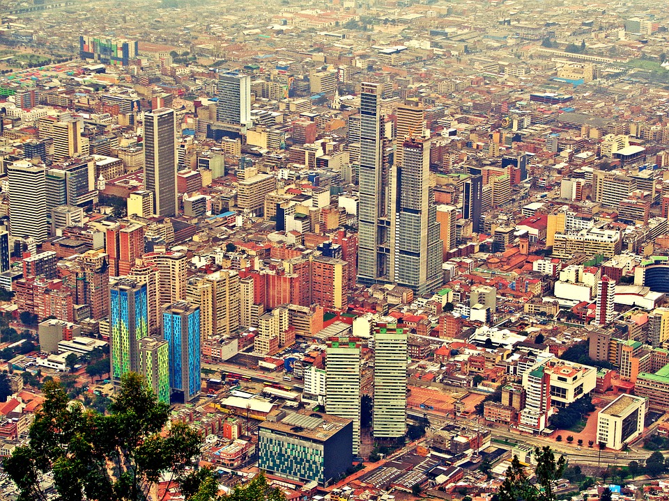 Pelo menos oito mortos em ataque com carro-bomba em Bogotá