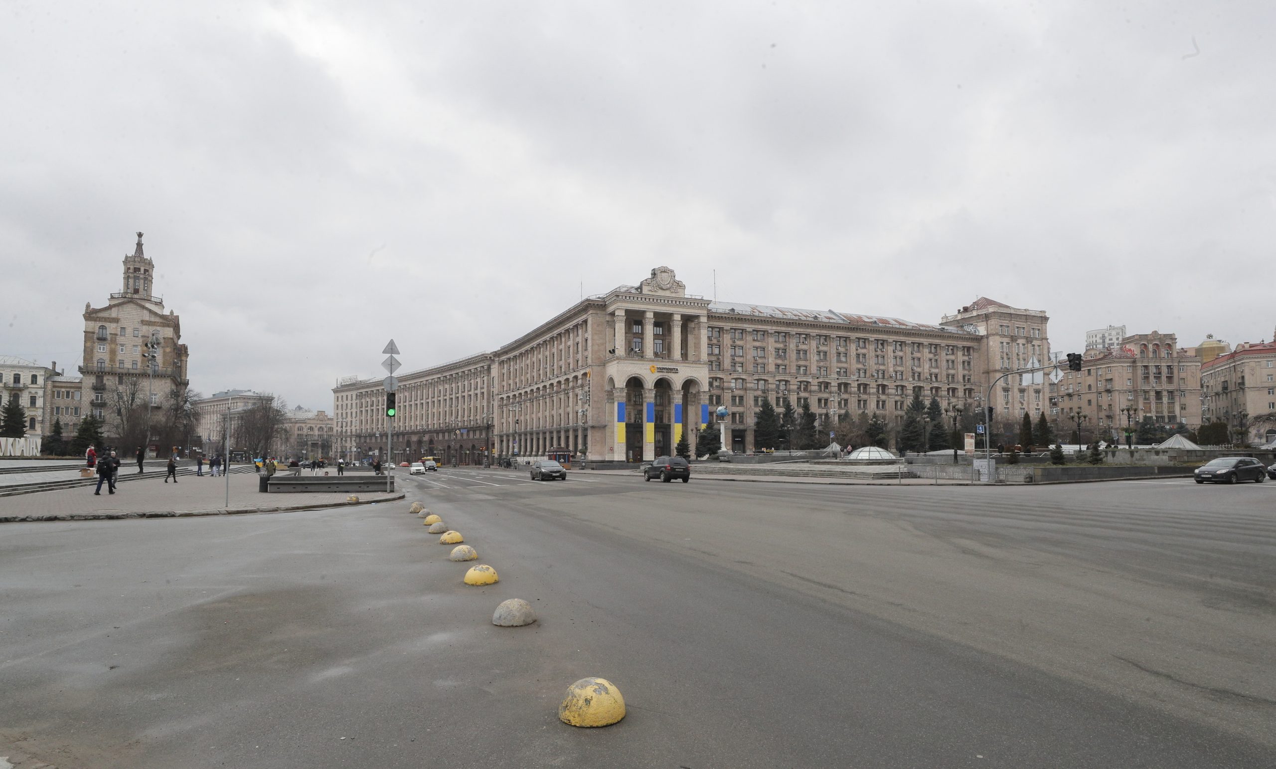 Zelensky decreta mobilização geral da população para combater invasão russa
