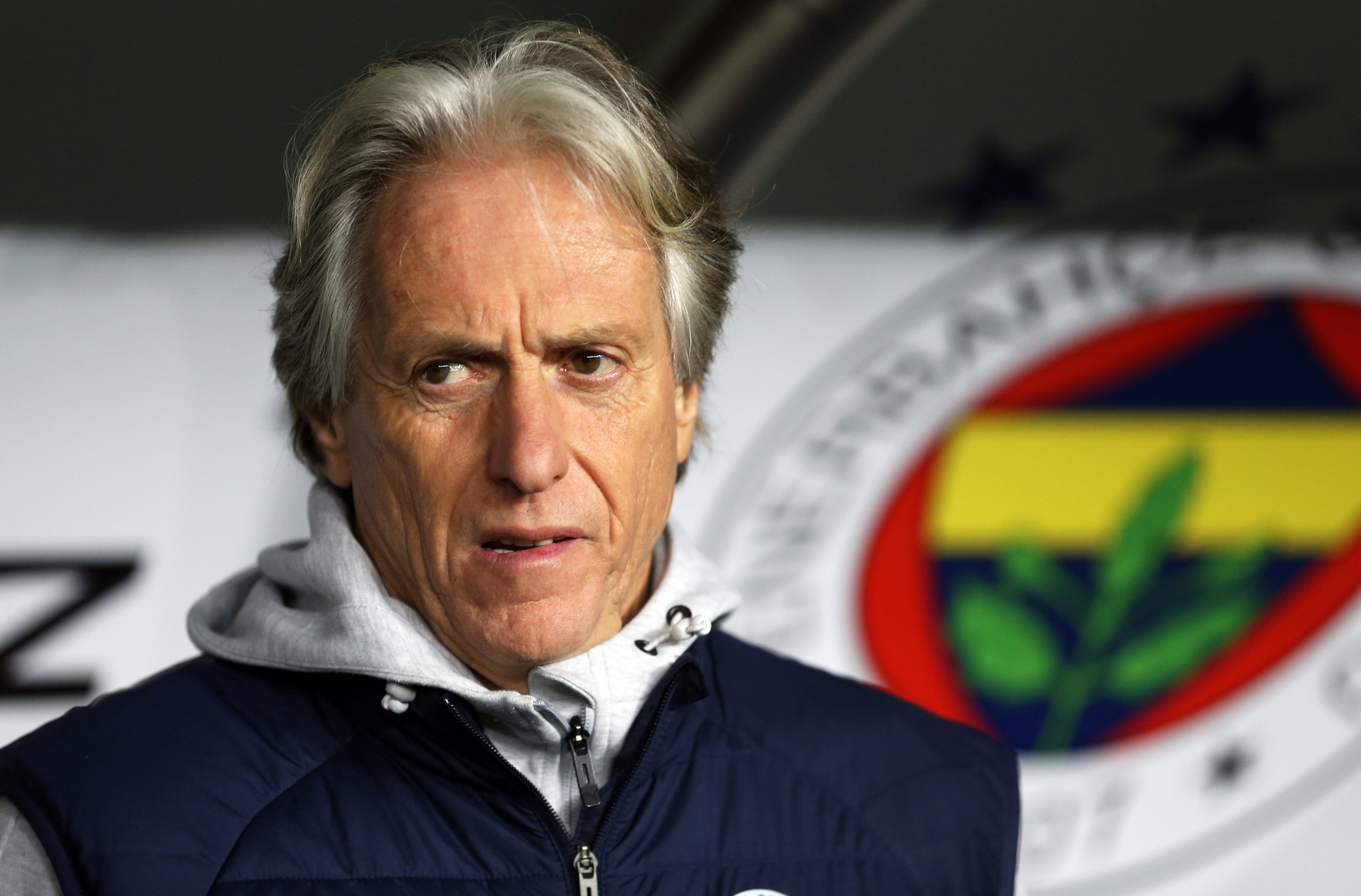 Fenerbahçe cede empate, fica mais longe da liderança e Jorge Jesus acaba expulso