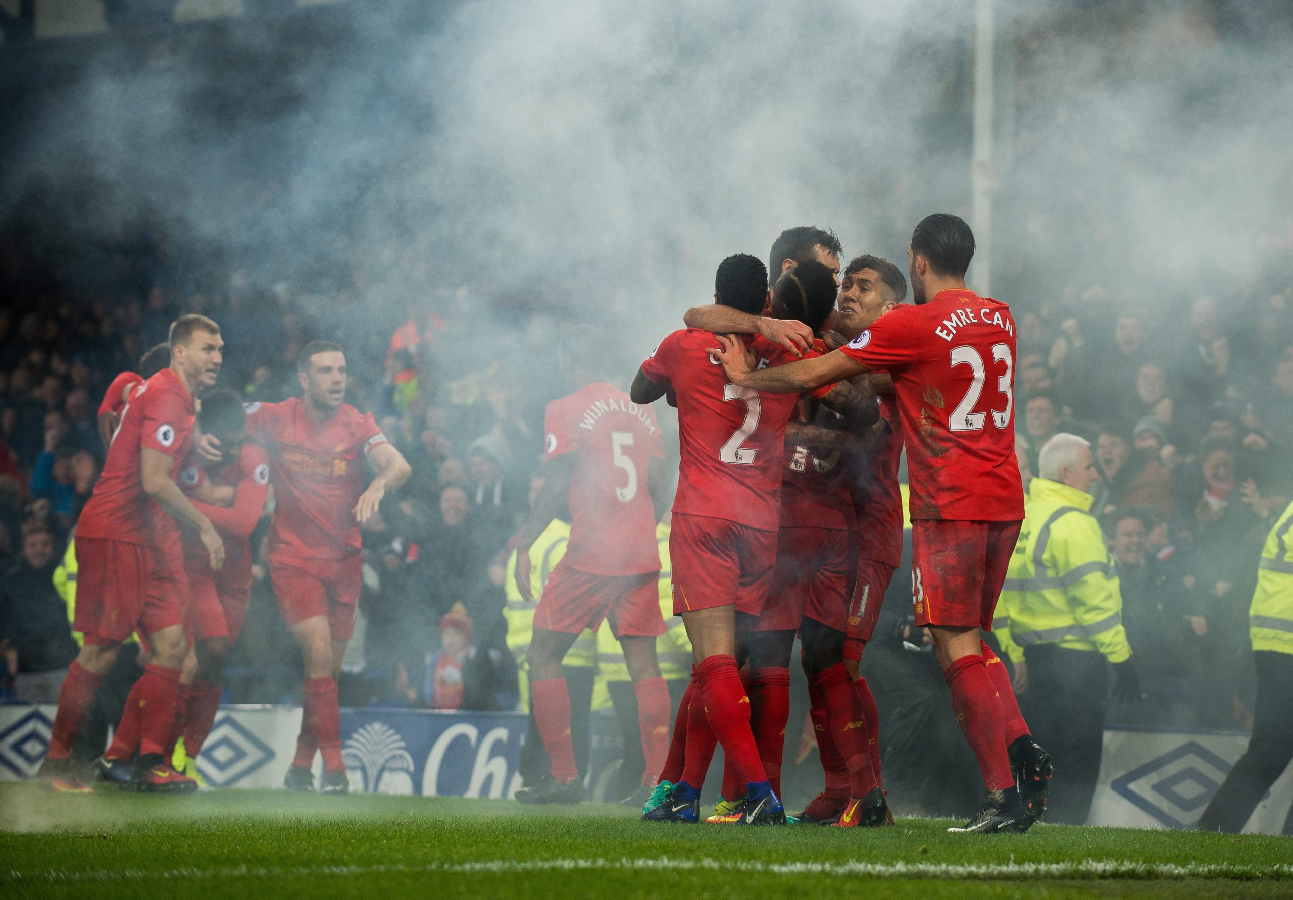 Liverpool vence dérbi da cidade ao cair do pano