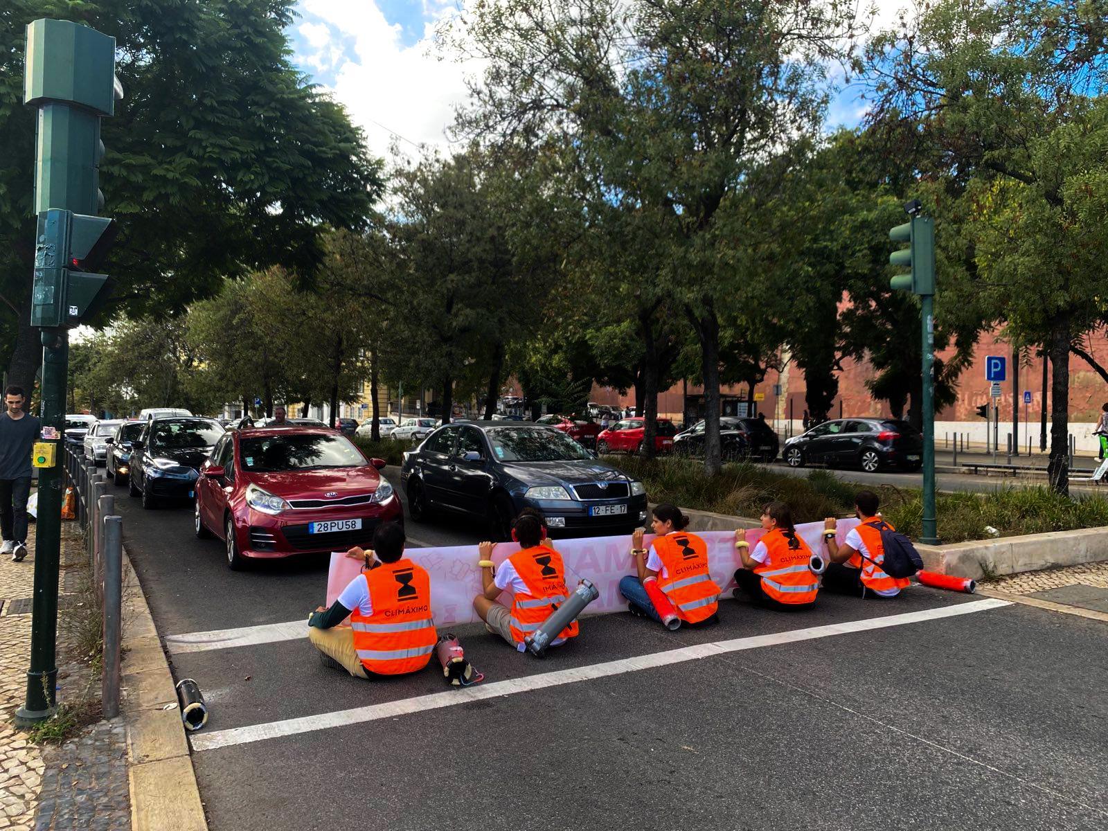 Ativistas Climáximo cortam Avenida 24 de Julho em Lisboa