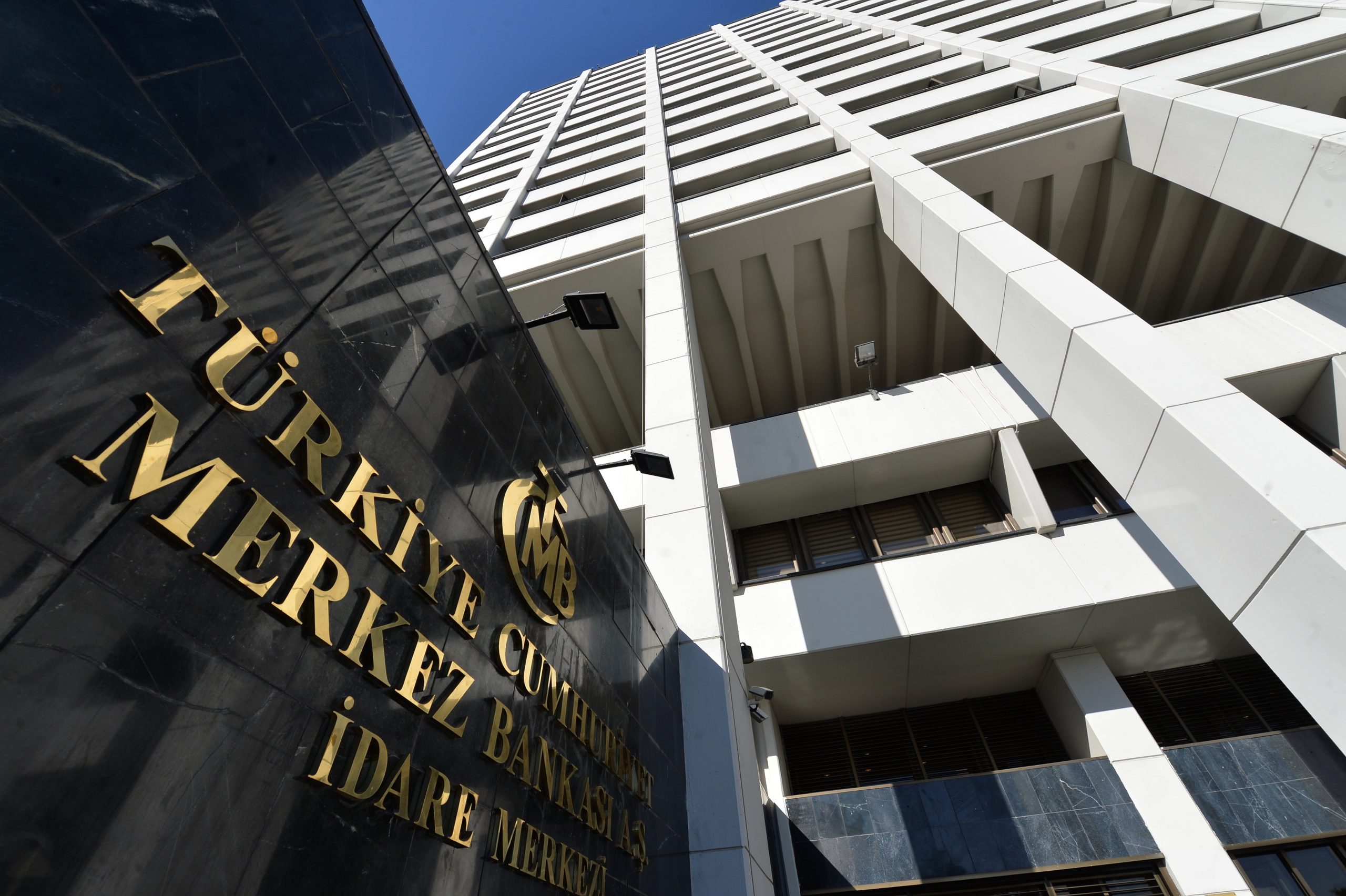 Lira turca cai mais de 5% face ao dólar e ao euro
