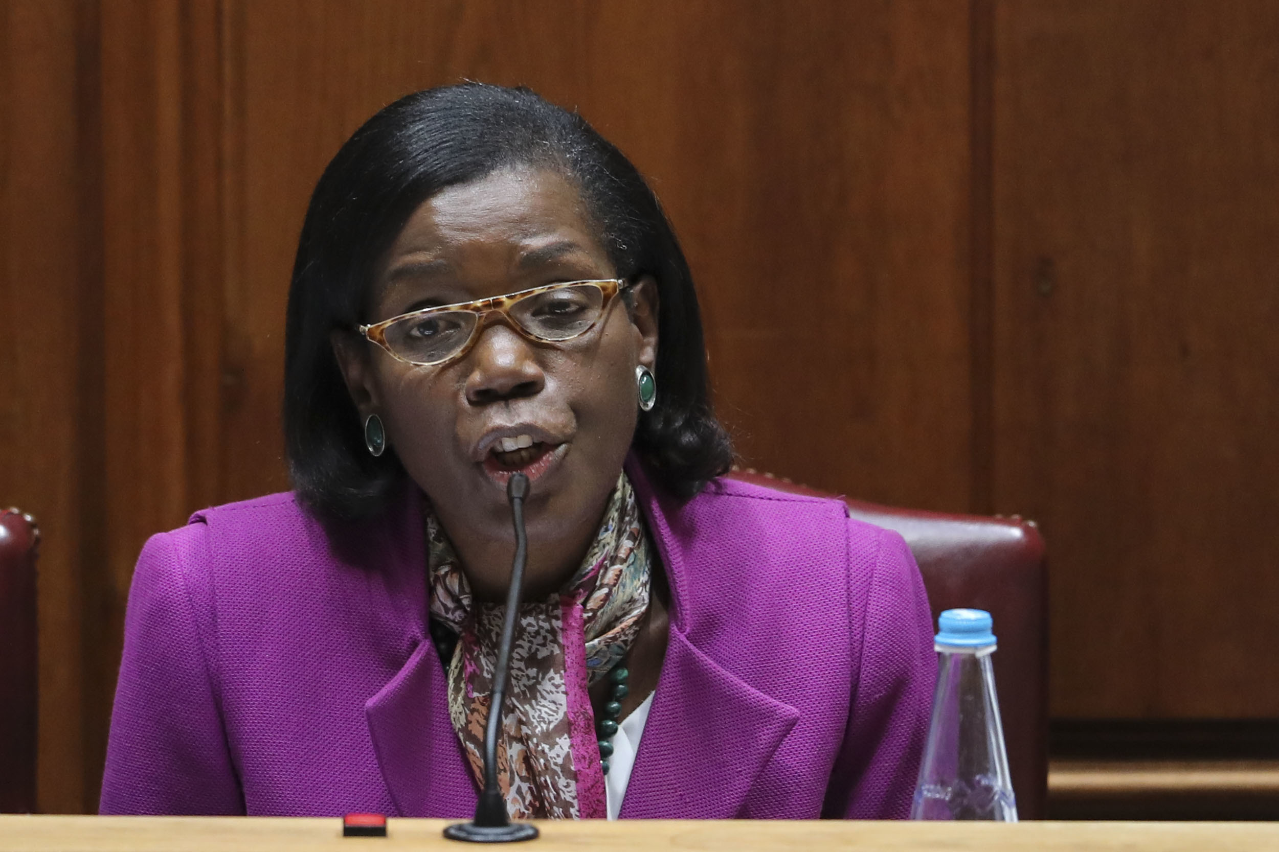Ministra da Justiça quer mudar modelo de comunicação dos reclusos com o exterior