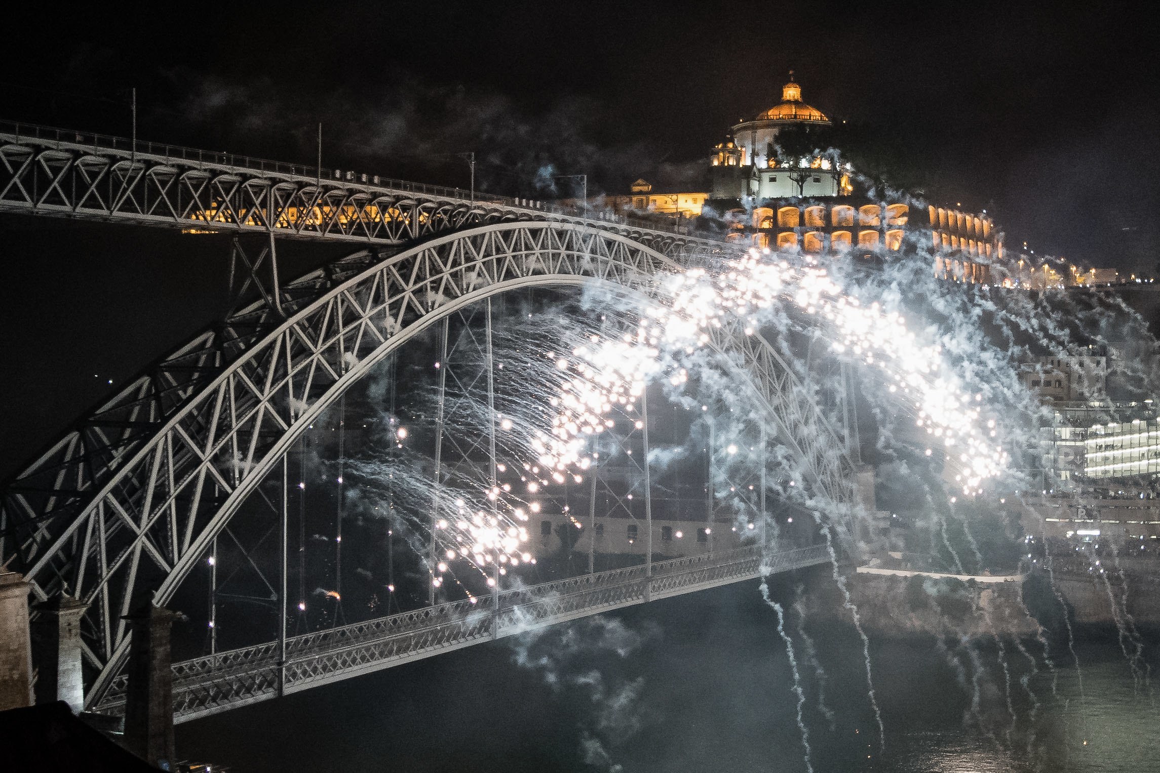 Festas do São João voltam a animar Porto em três palcos e fogo lançado do rio Douro
