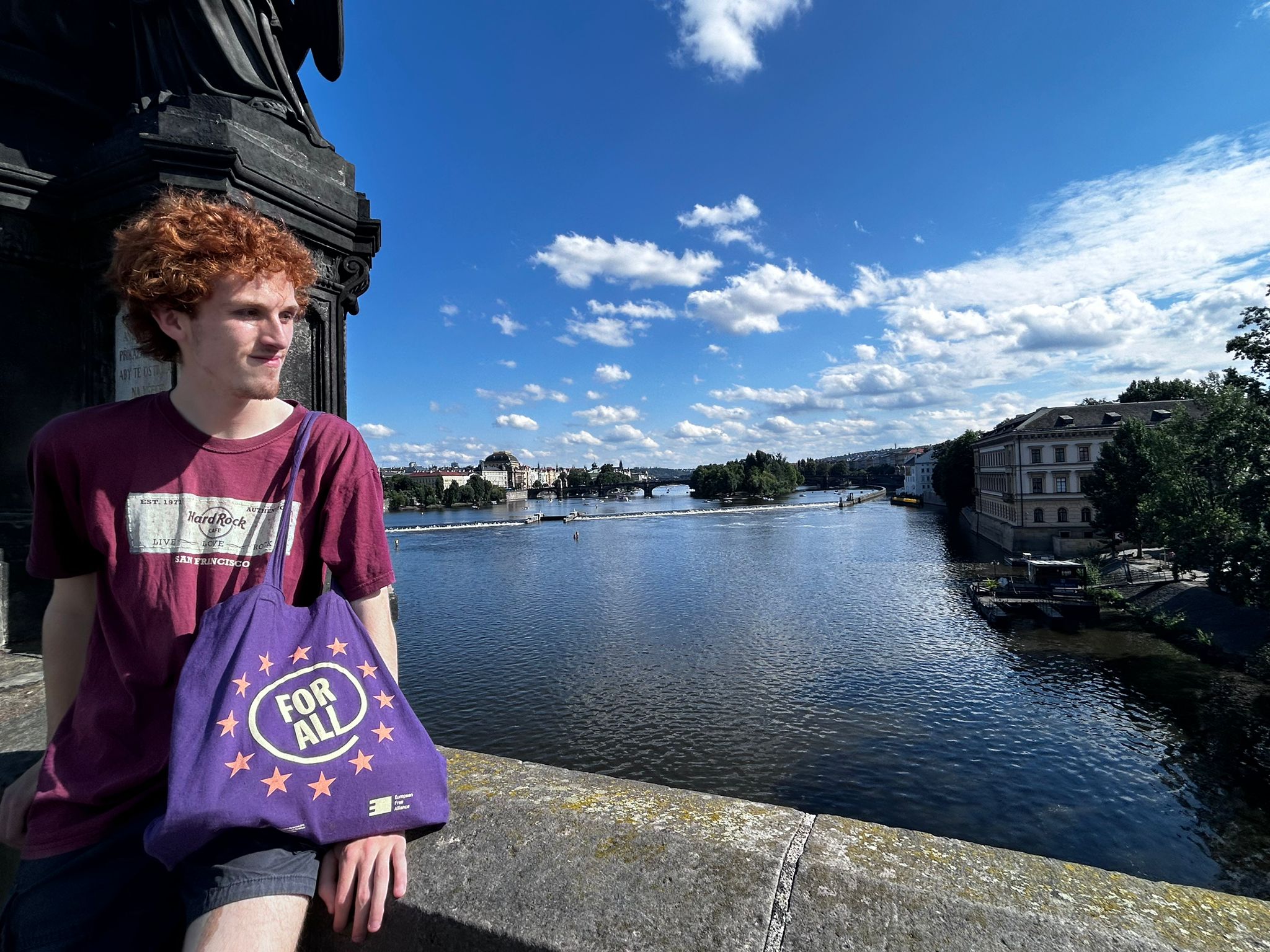 Por esta Europa fora. Porteiros de hostel à noite, turistas de dia