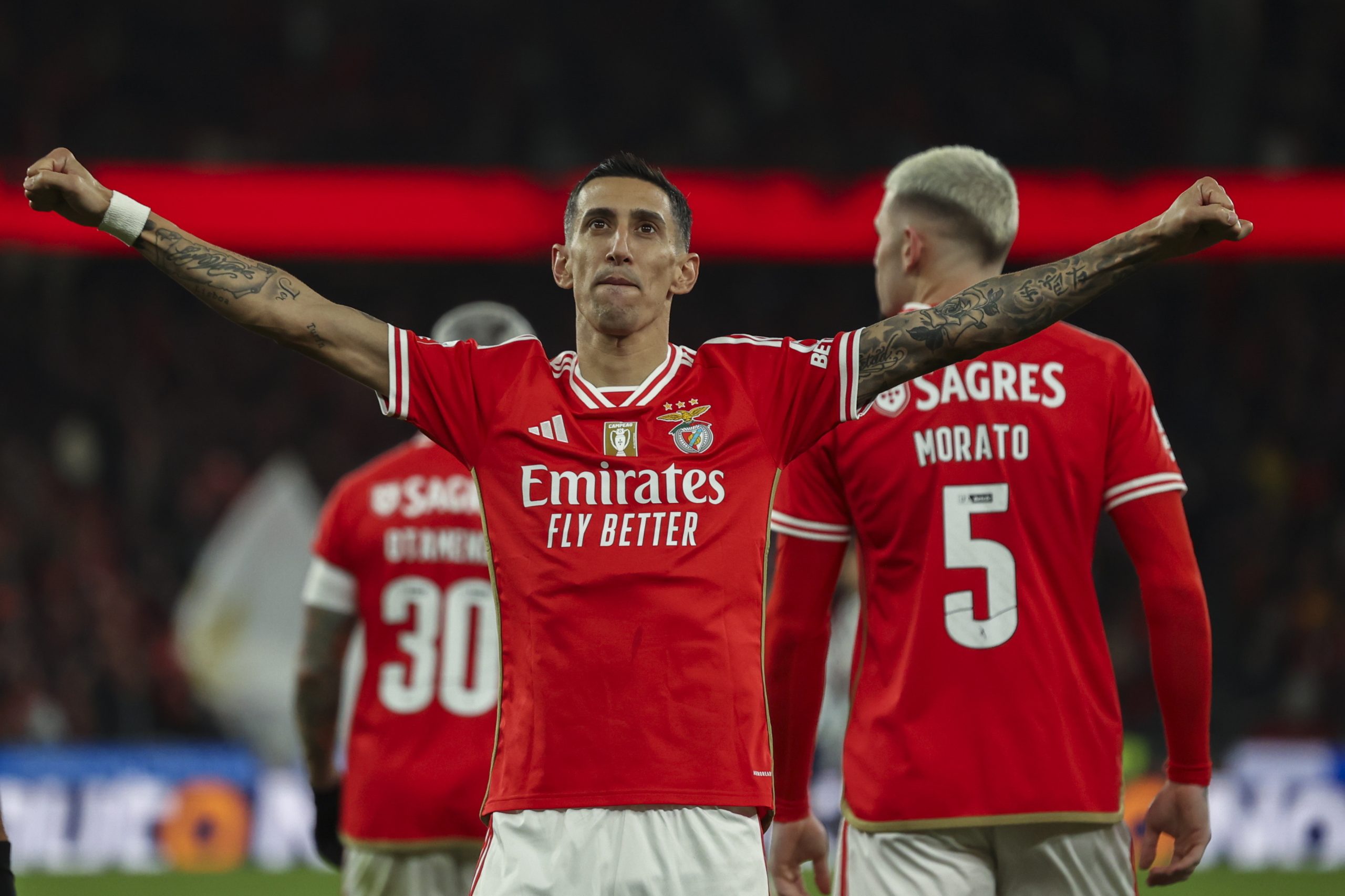 Benfica vence Boavista e volta a encostar ao Sporting