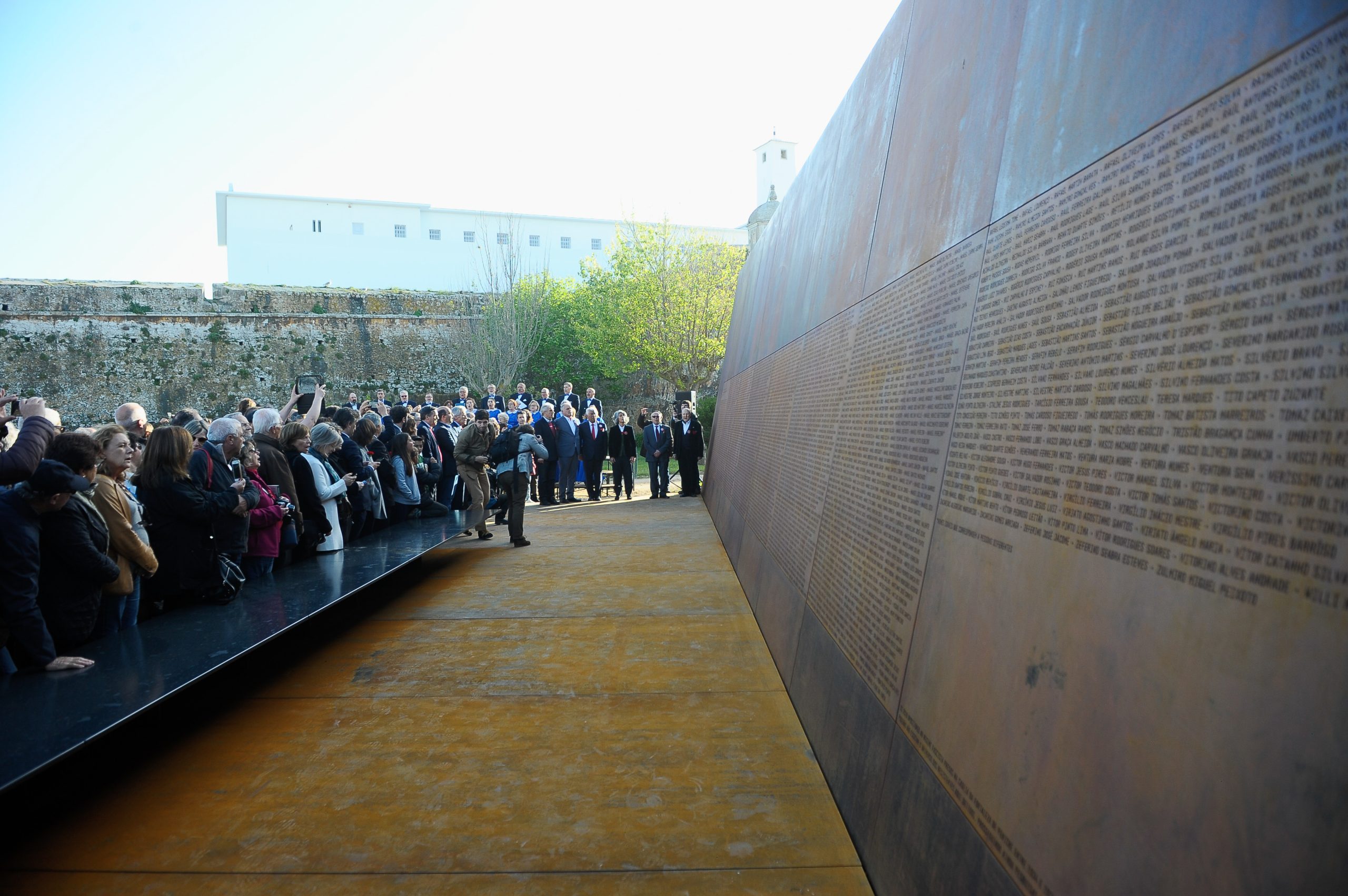 25 de Abril: Costa homenageia ex-presos da prisão fascista de Peniche com líderes de PCP e BE