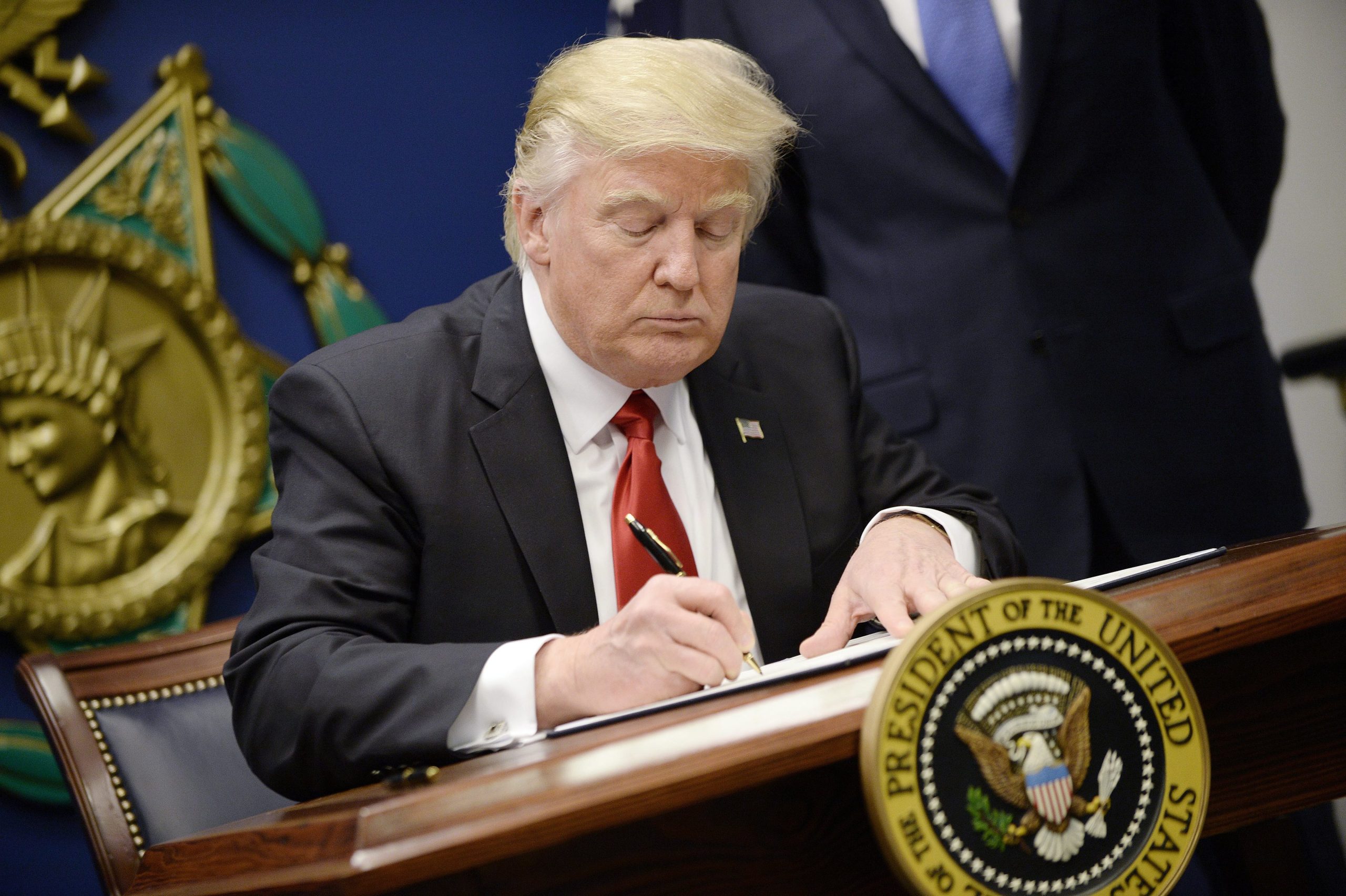 Trump assina ordens executivas sobre o lóbi, Estado Islâmico e Conselho de Segurança Nacional