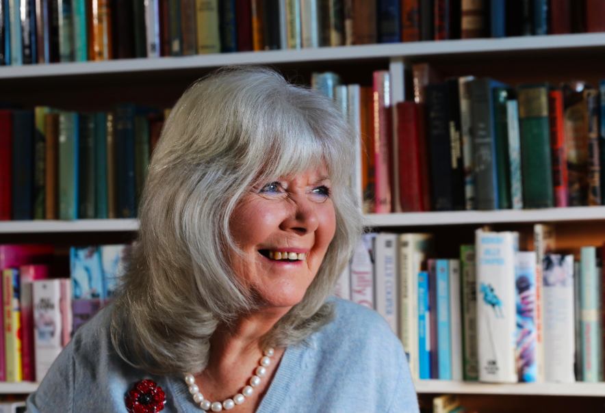 Escritora Jilly Cooper morre aos 88 anos após queda