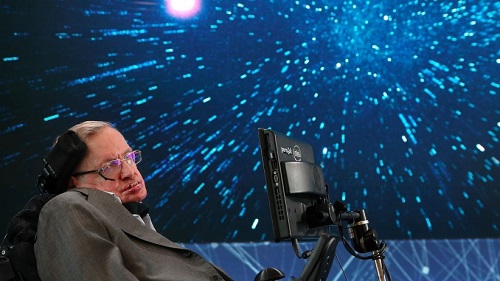 Cadeira de rodas e tese de Stephen Hawking leiloadas por um milhão de euros