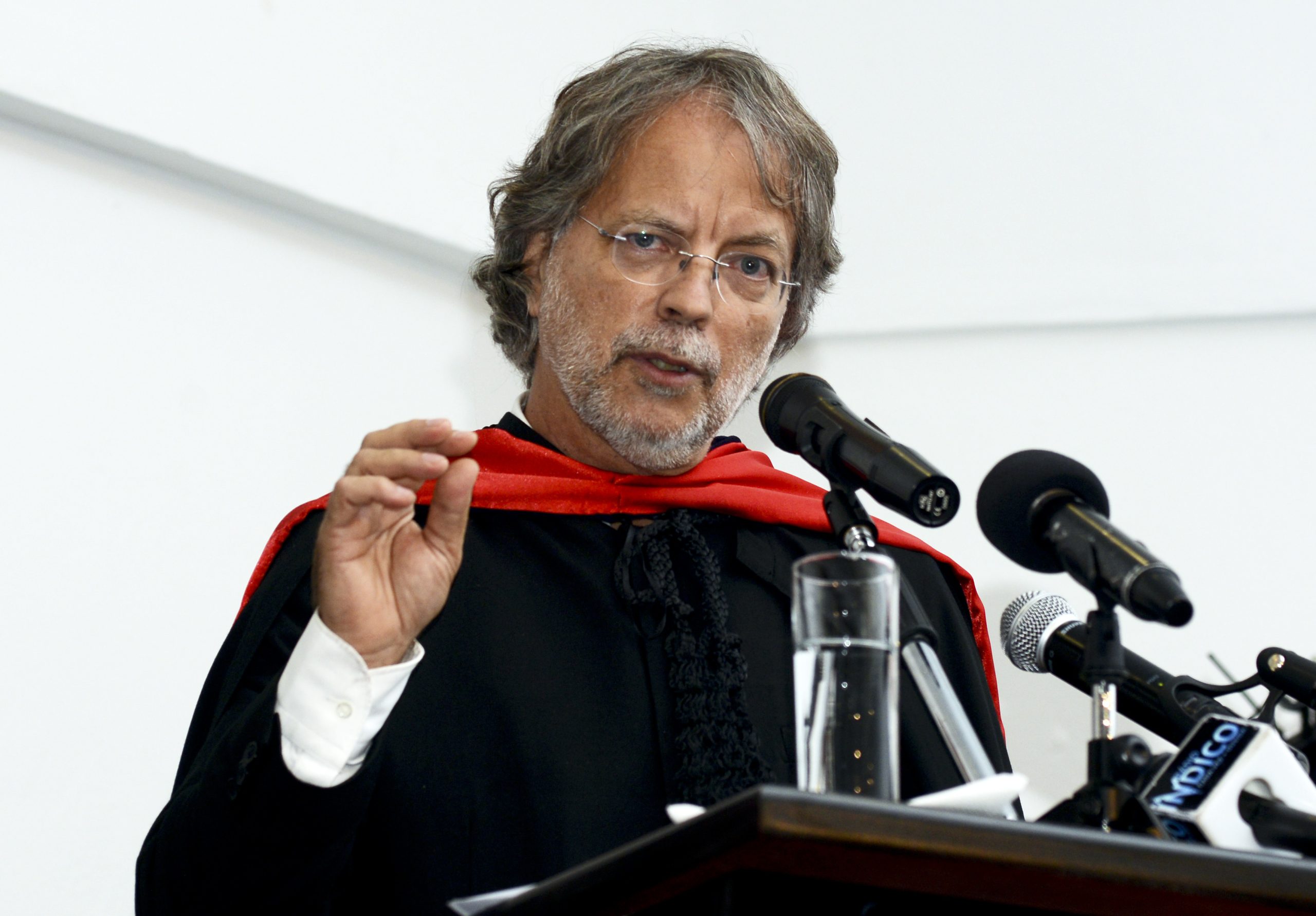 Mia Couto: “Esse triângulo tipicamente colonial” entre Portugal e os países africanos lusófonos “continua a existir”