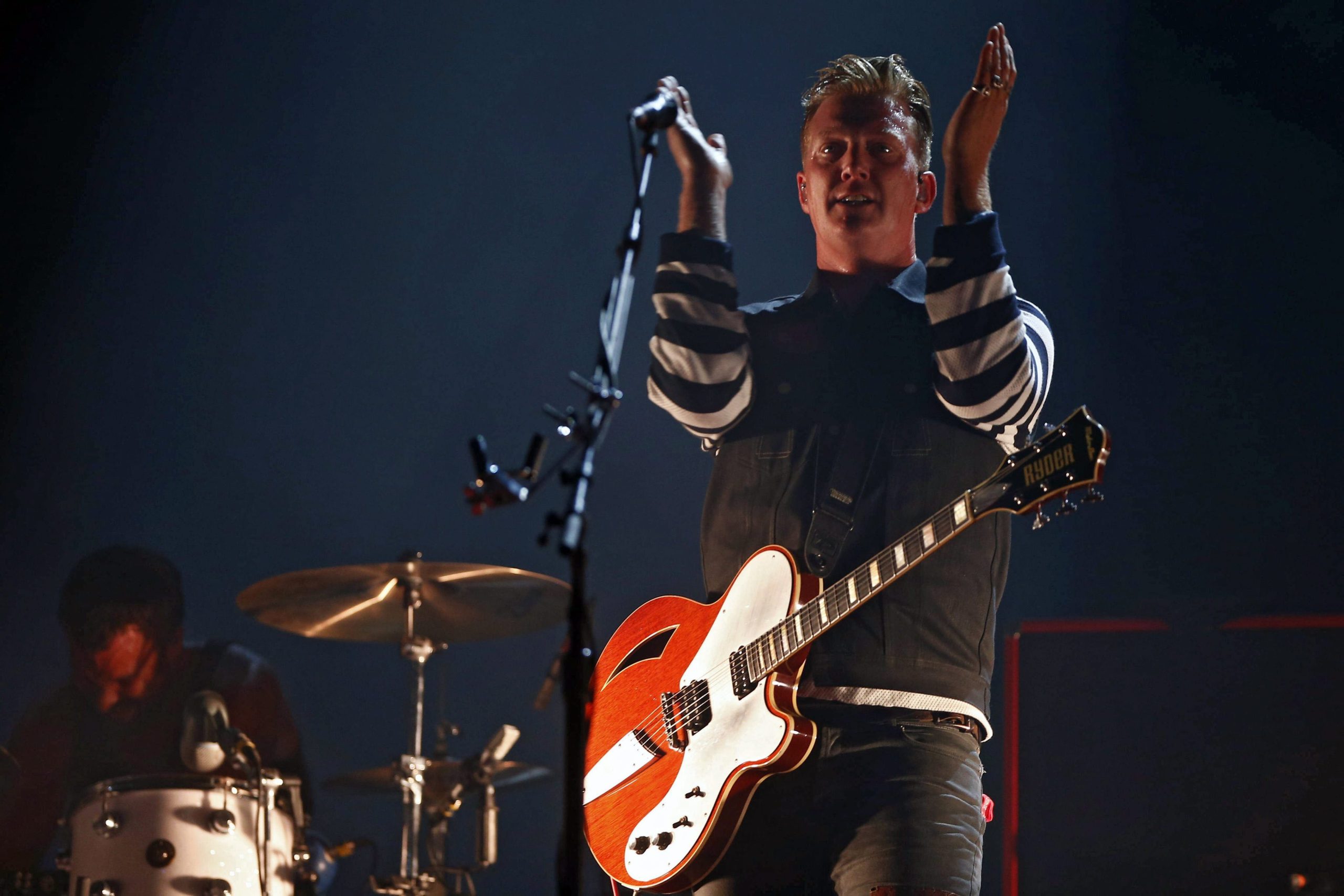 Líder dos Queens of the Stone Age pede desculpas por ter pontapeado fotógrafa na cara durante concerto