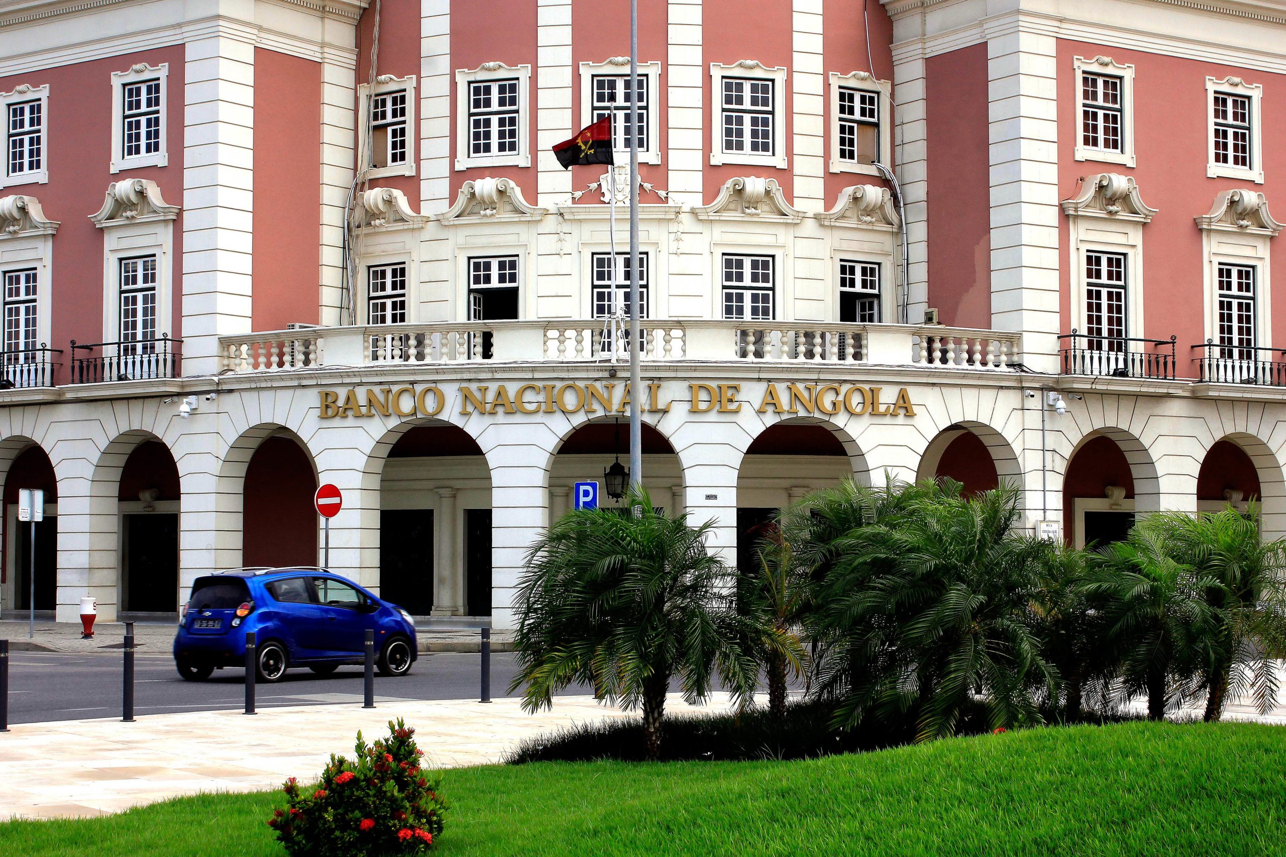 “Zenu” dos Santos e ex-governador do BNA começam hoje a ser julgados