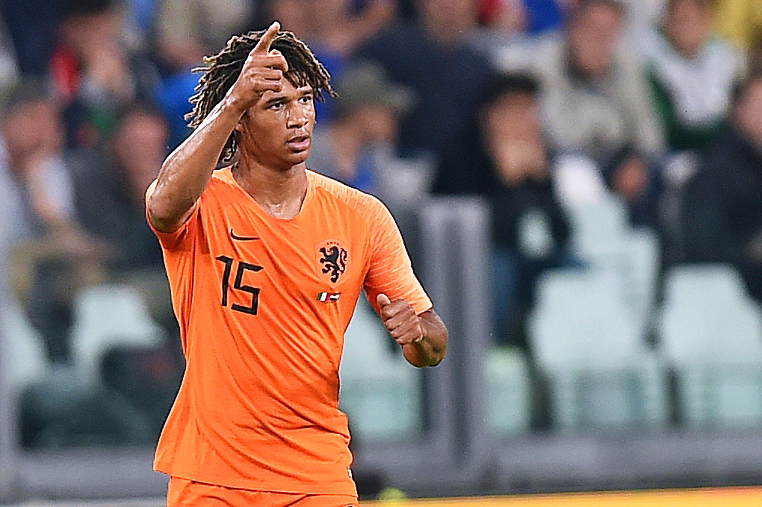 Manchester City contrata central holandês Nathan Aké