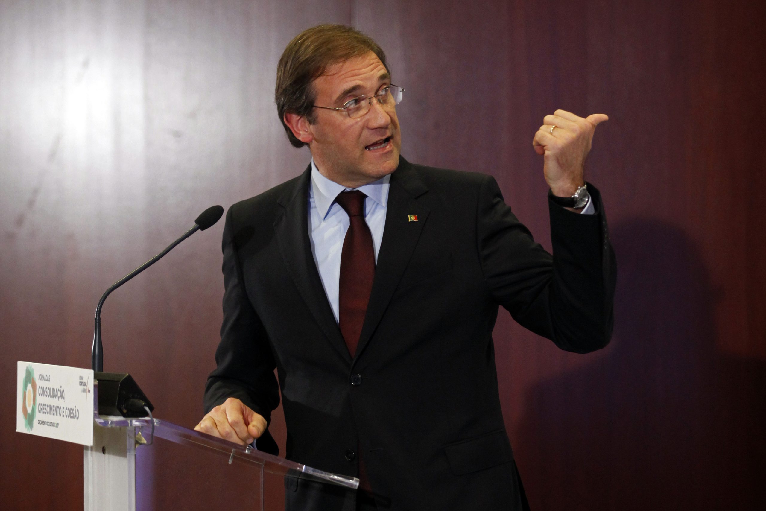 Passos diz que não é com Paulo Macedo que o PSD vai parar com as críticas ao ‘processo Caixa’