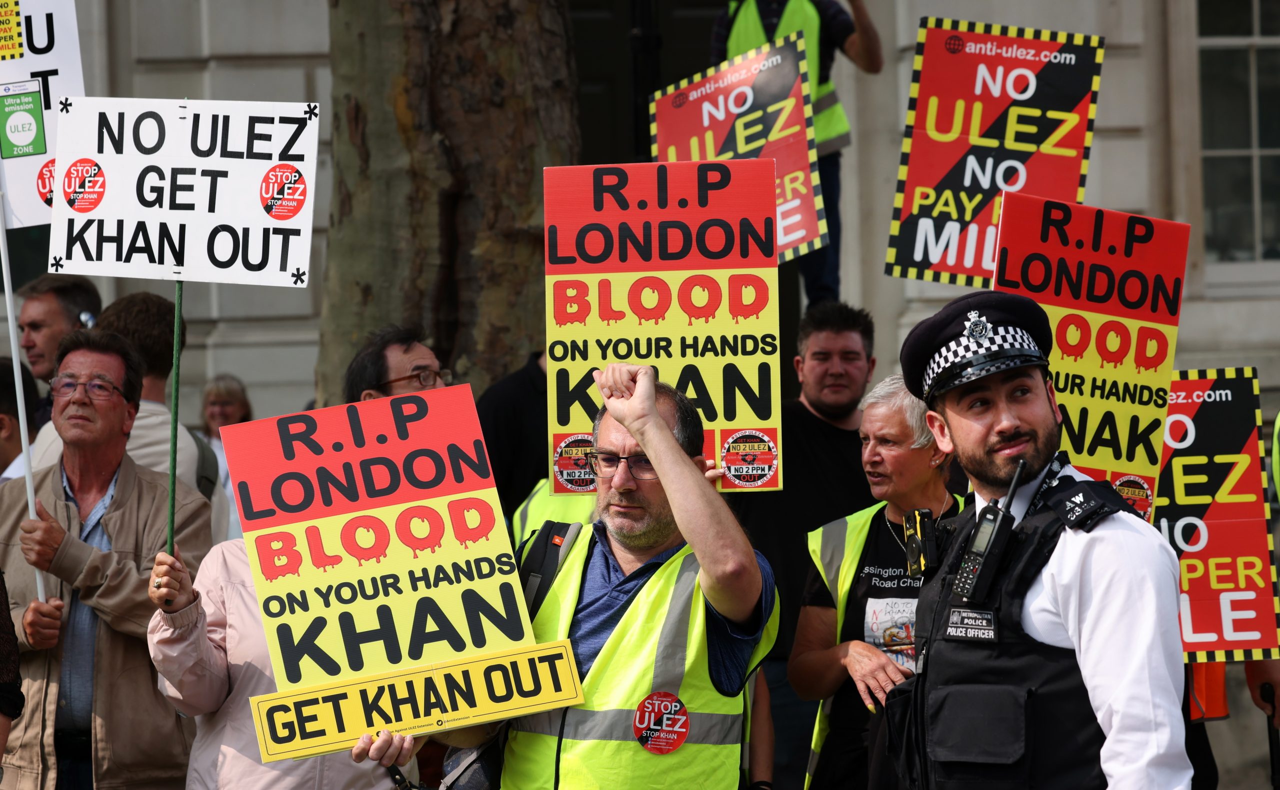 Protestos em Londres contra taxa sobre carros mais poluentes