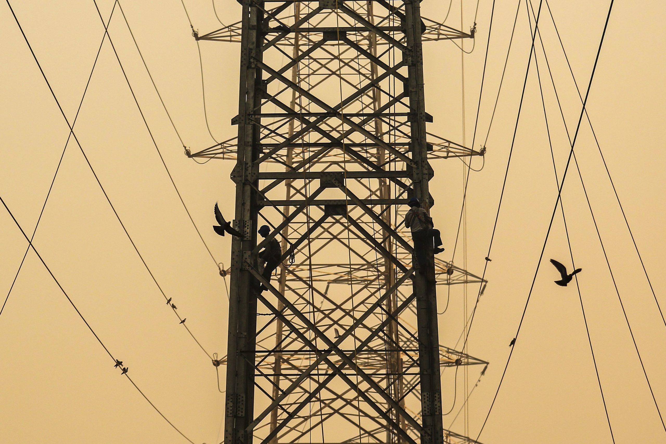 Acionista chinês da REN compra quase 50% da rede de distribuição de energia do Omã