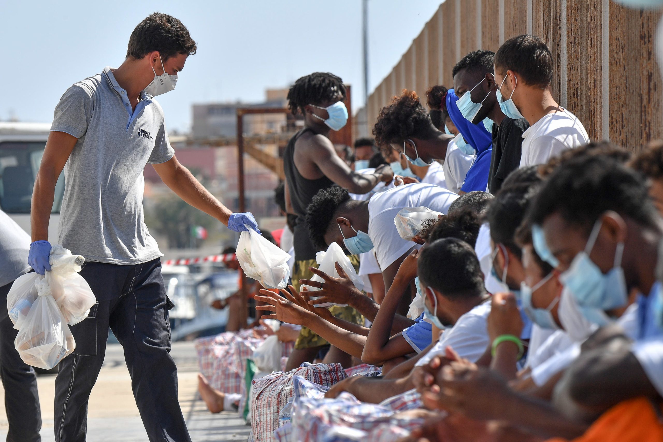 Centro de acolhimento de Lampedusa excede capacidade com 1.367 pessoas