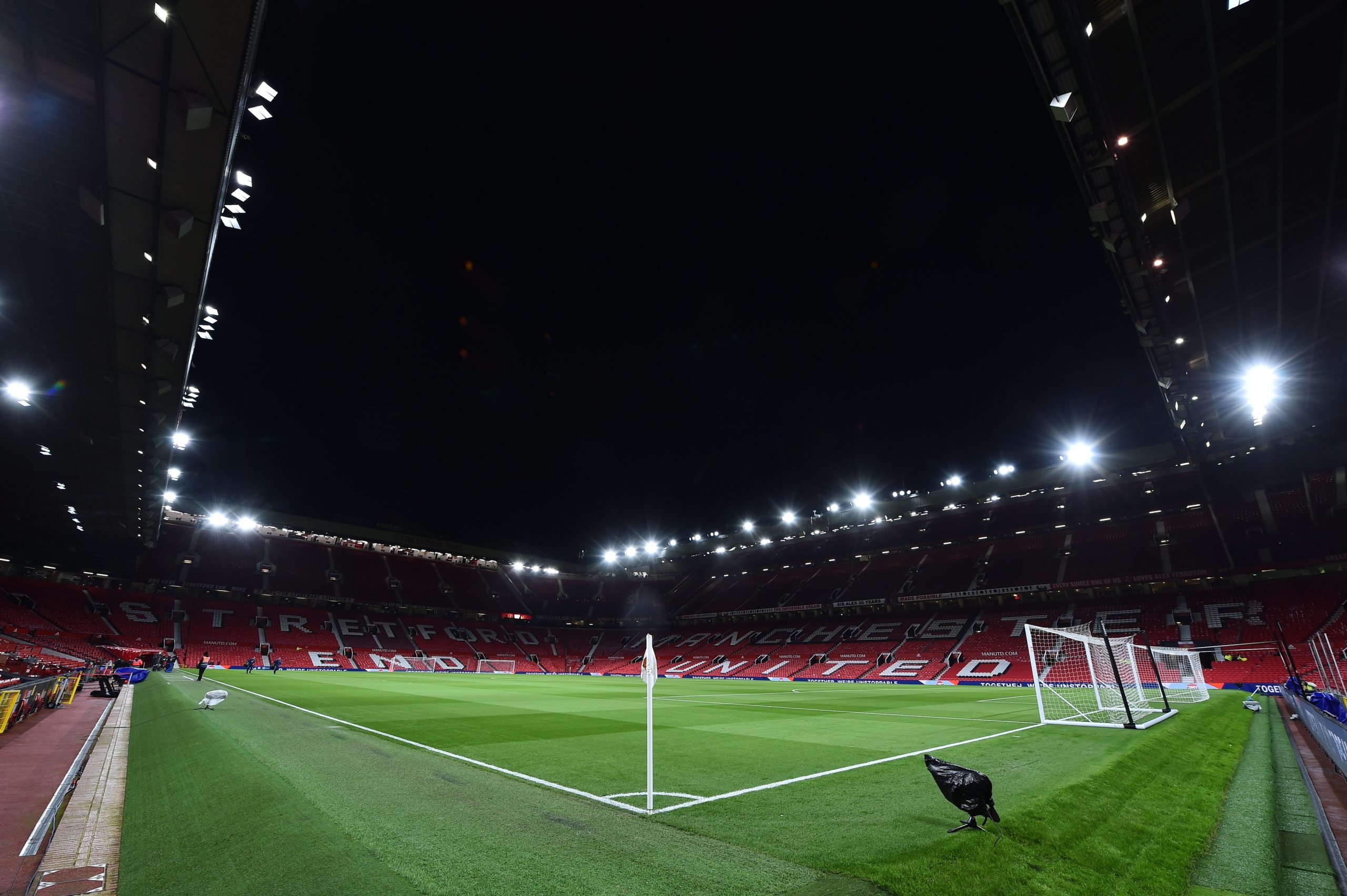 Manchester United contrata duas empresas para modernizarem Old Trafford