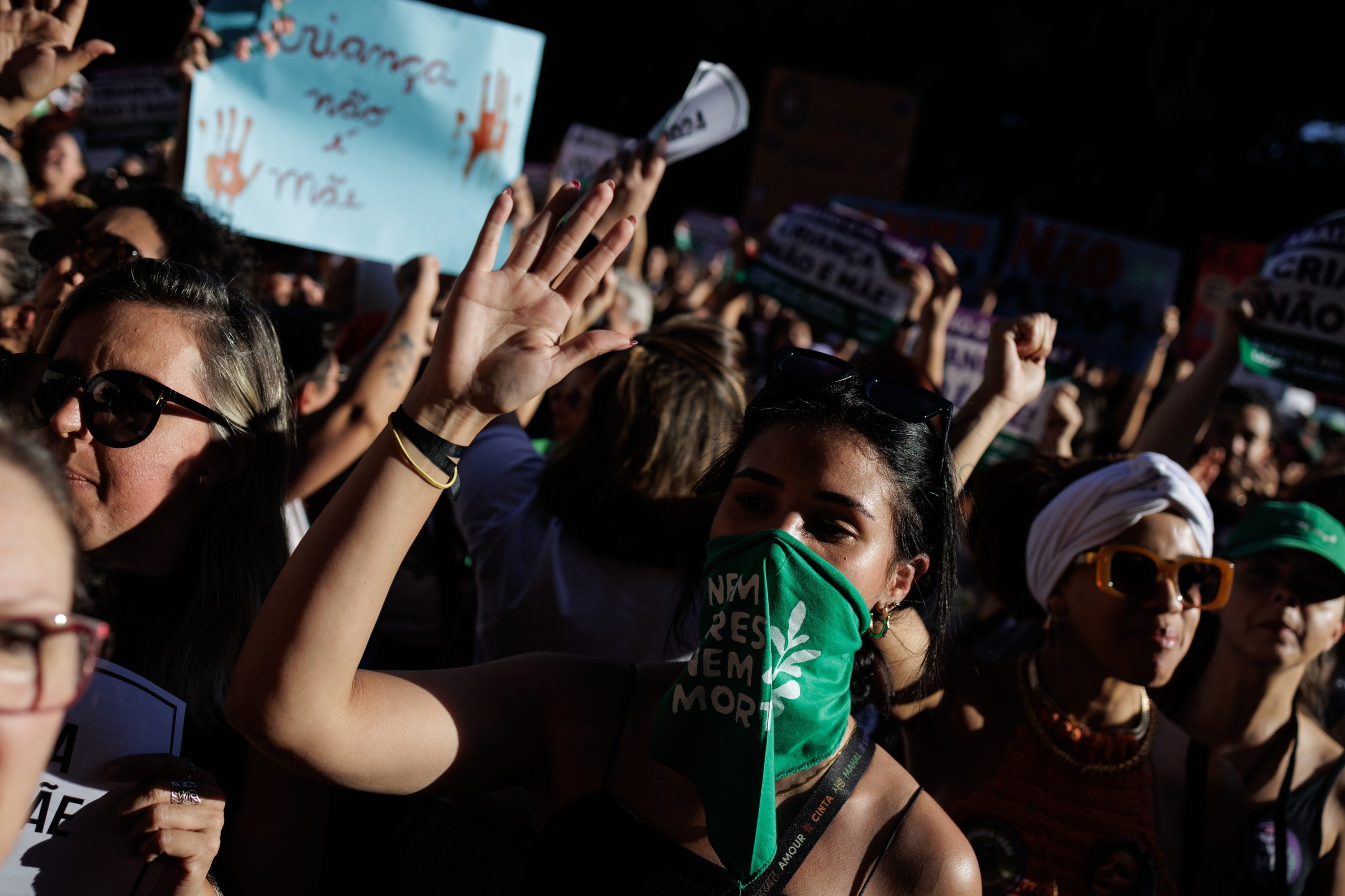 Brasileiras voltam às ruas contra proposta de lei para equiparar aborto a homicídio
