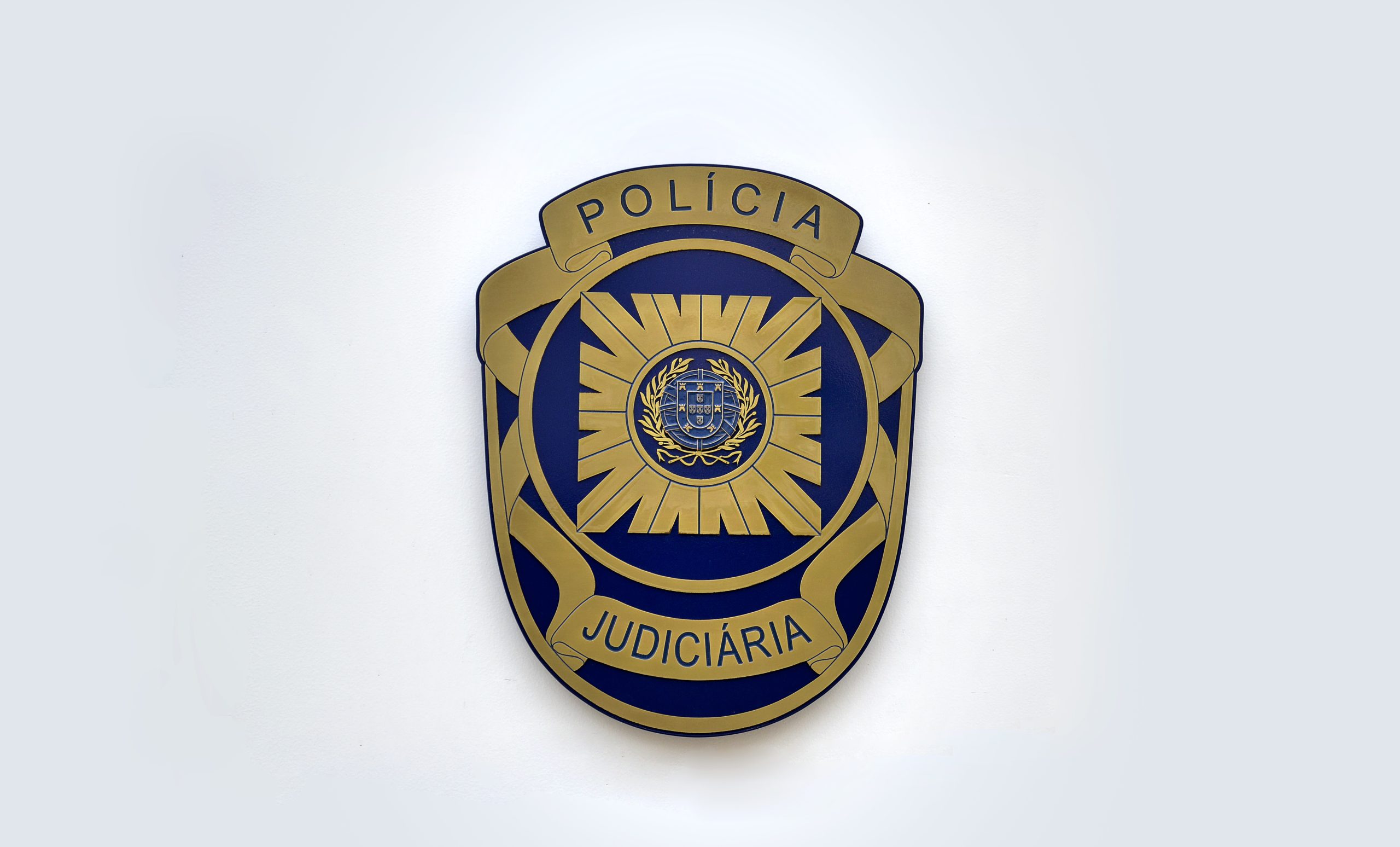 Treinador de futsal detido por crimes de pornografia e importunação sexual