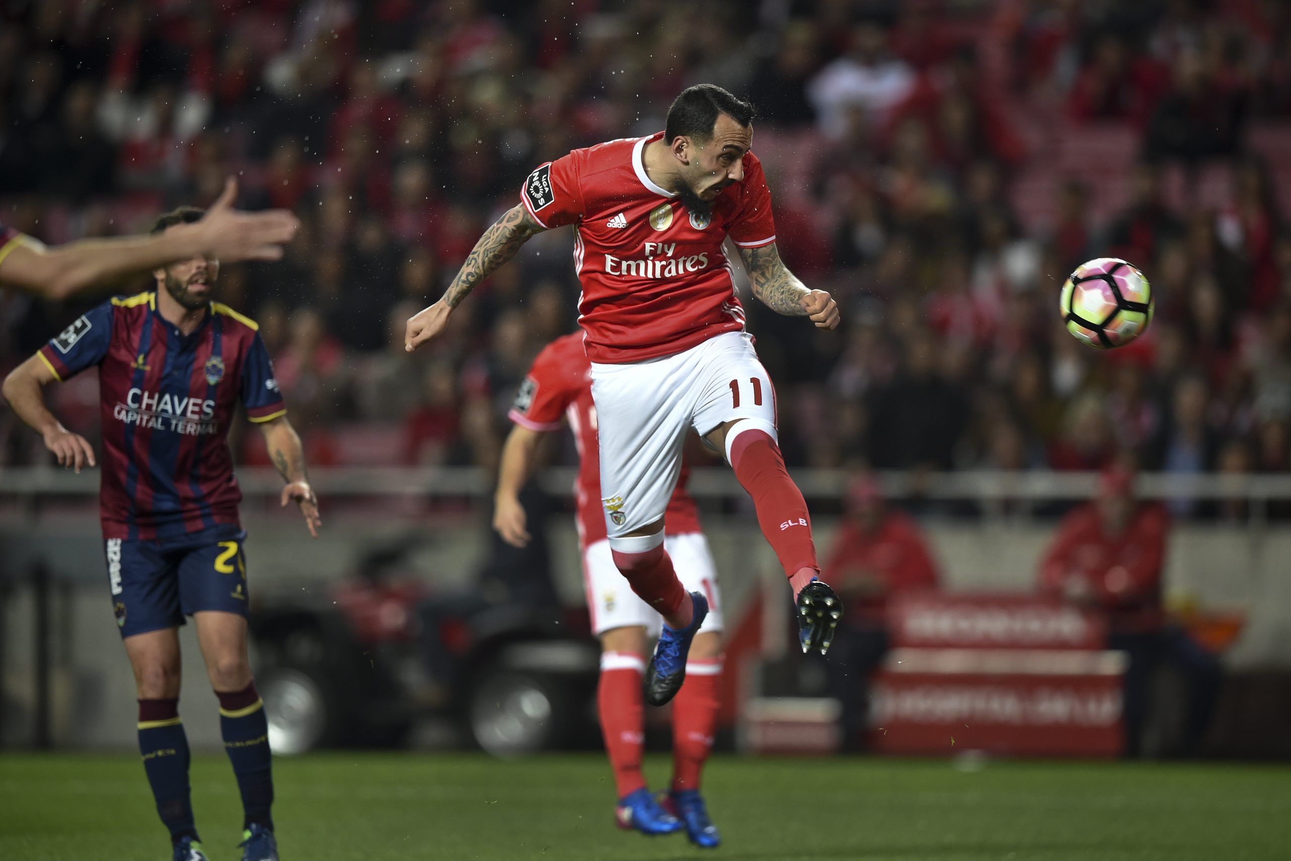 Benfica vence Chaves e segura liderança do campeonato