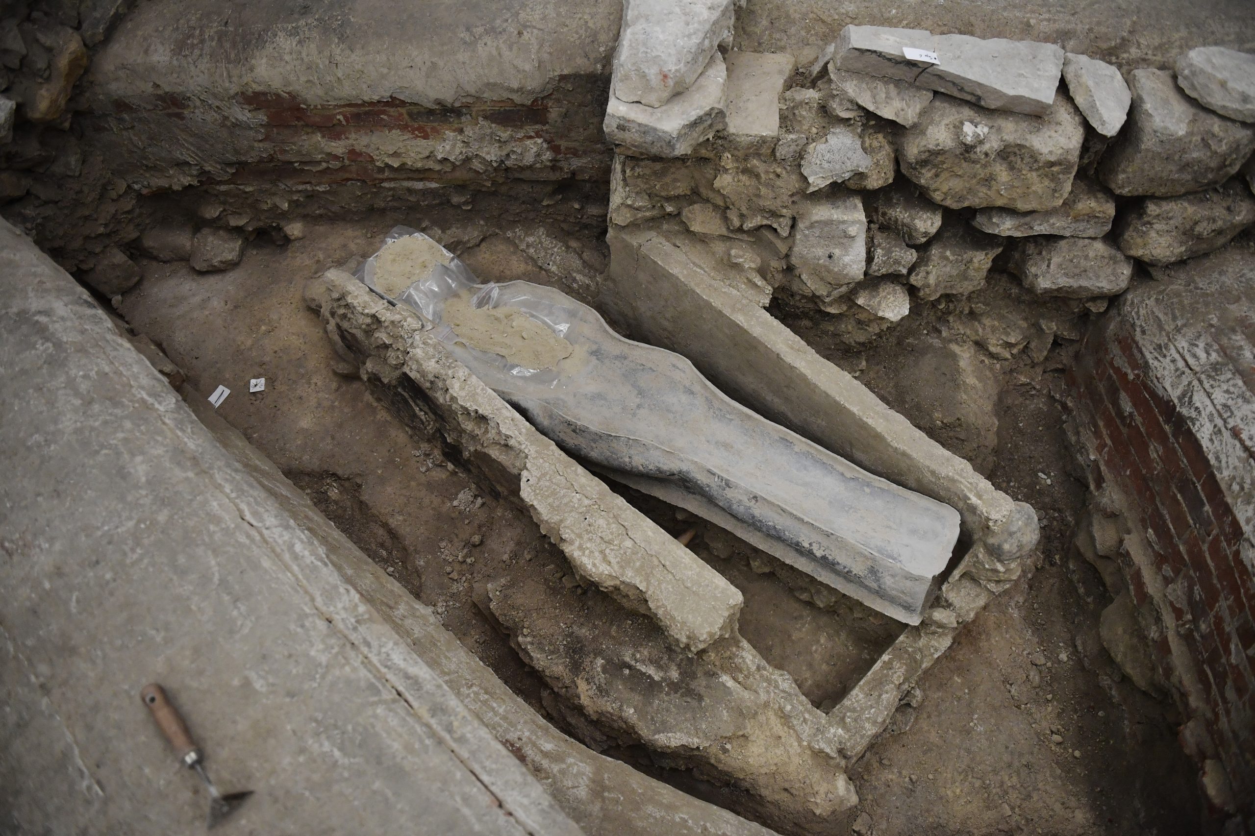 Sarcófago do século XIV encontrado durante obras na Catedral de Notre-Dame