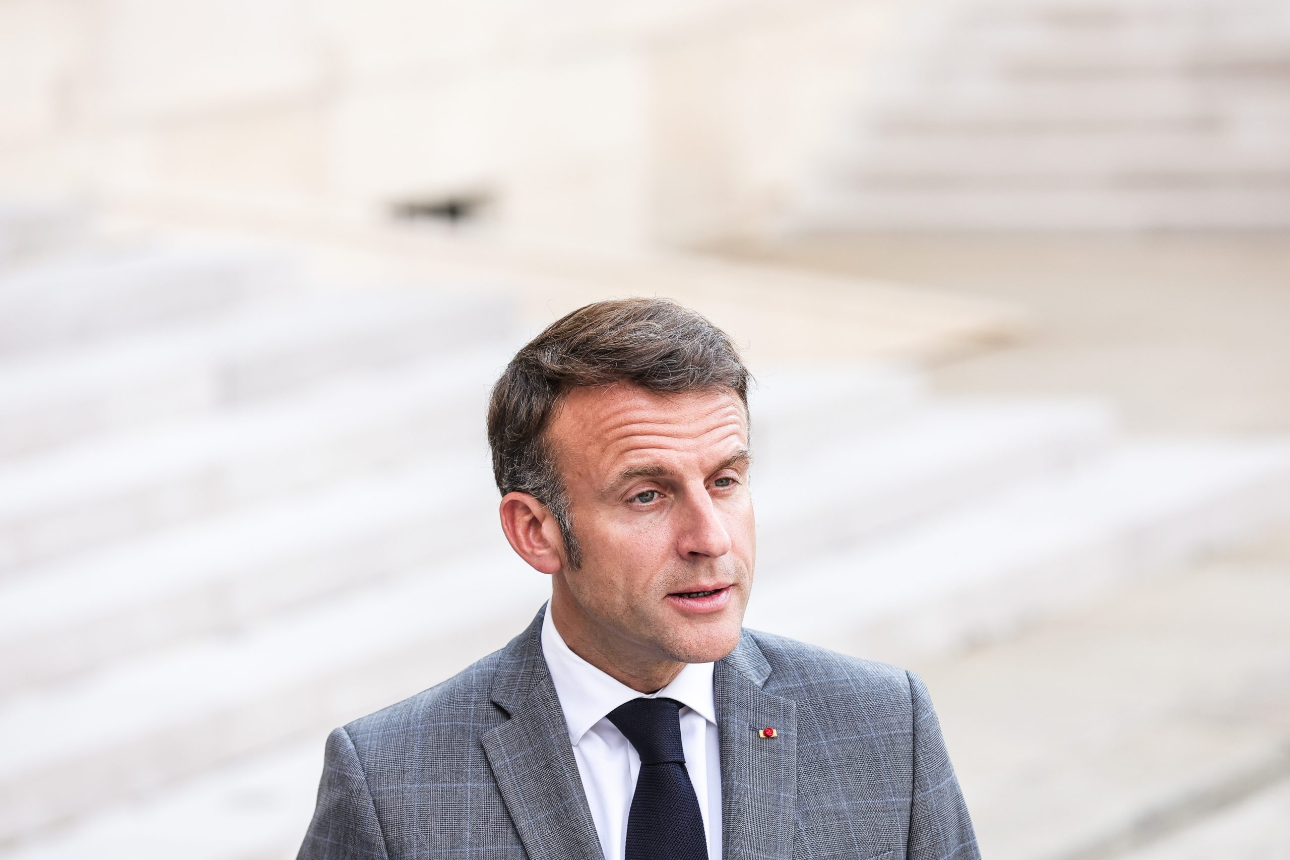 Macron convoca aliança contra extrema-direita na segunda volta da eleições em França