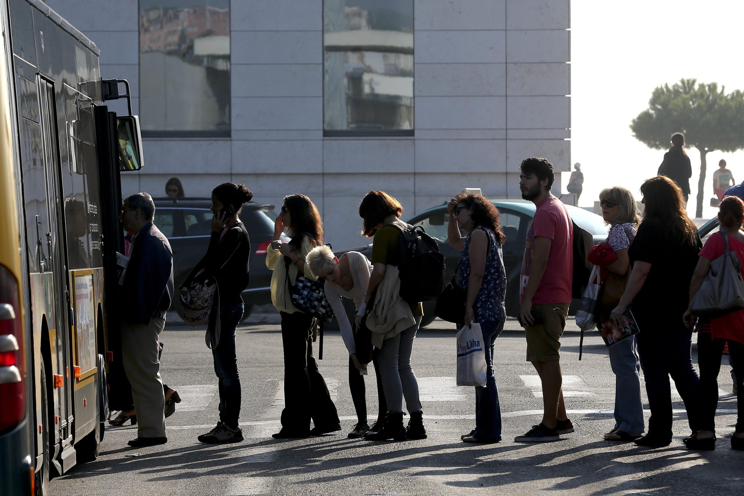 Parlamento aprova criação do passe sub-23 para estudantes universitários