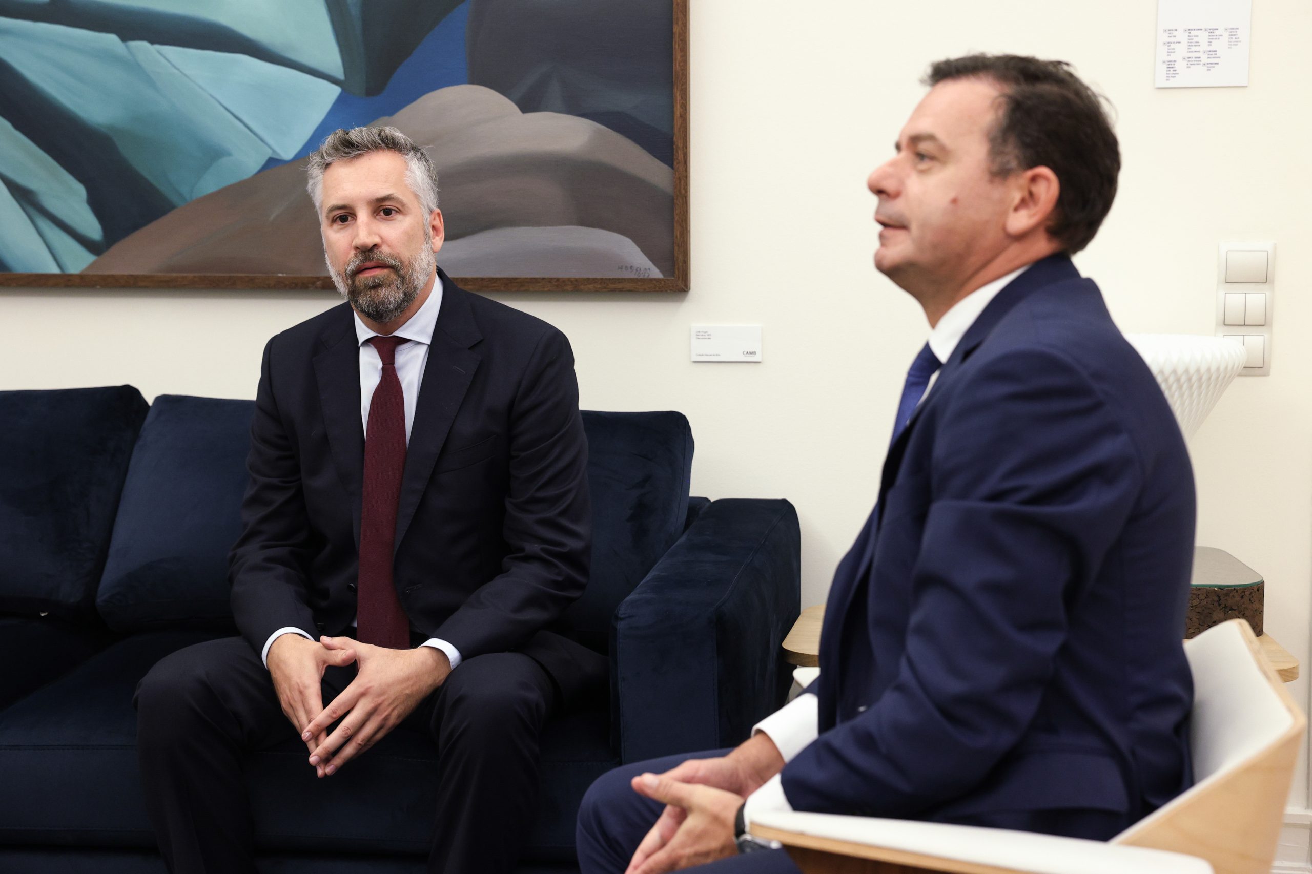 É hoje o dia do debate: Montenegro e Pedro Nuno Santos defrontam-se a três semanas das eleições