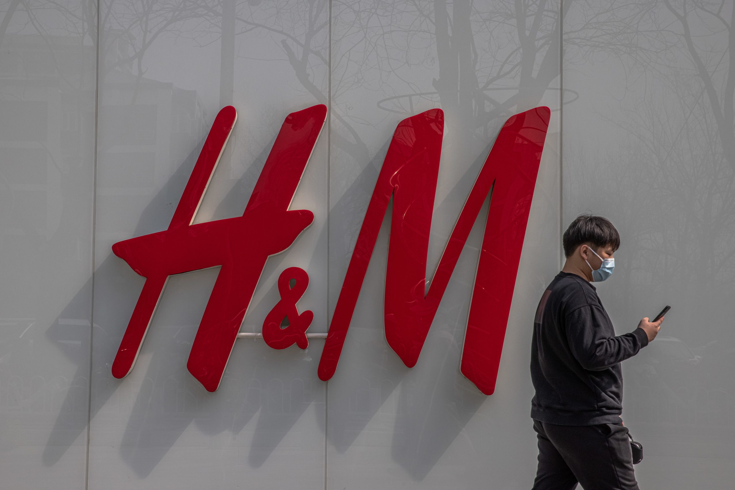 H&M deixa de aparecer em plataformas de comércio eletrónico chinesas. A retaliação surge depois da marca anunciar que ia deixar de usar algodão de Xinjiang