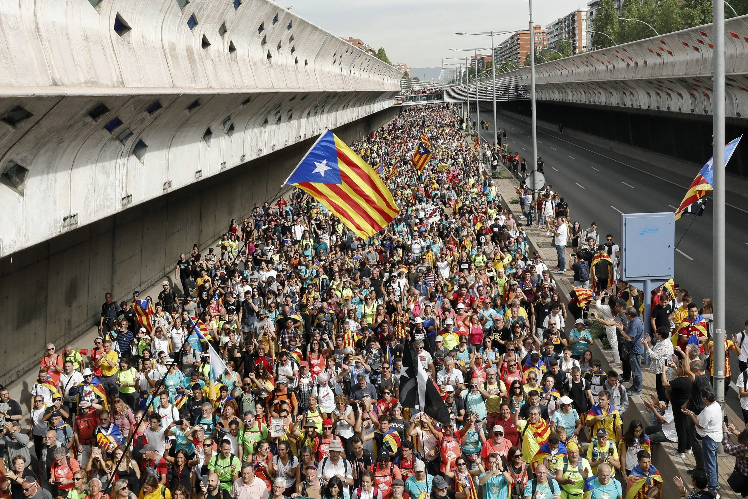 Catalunha: Governo regional fala em “Greve geral” com taxa de participação “díspar”