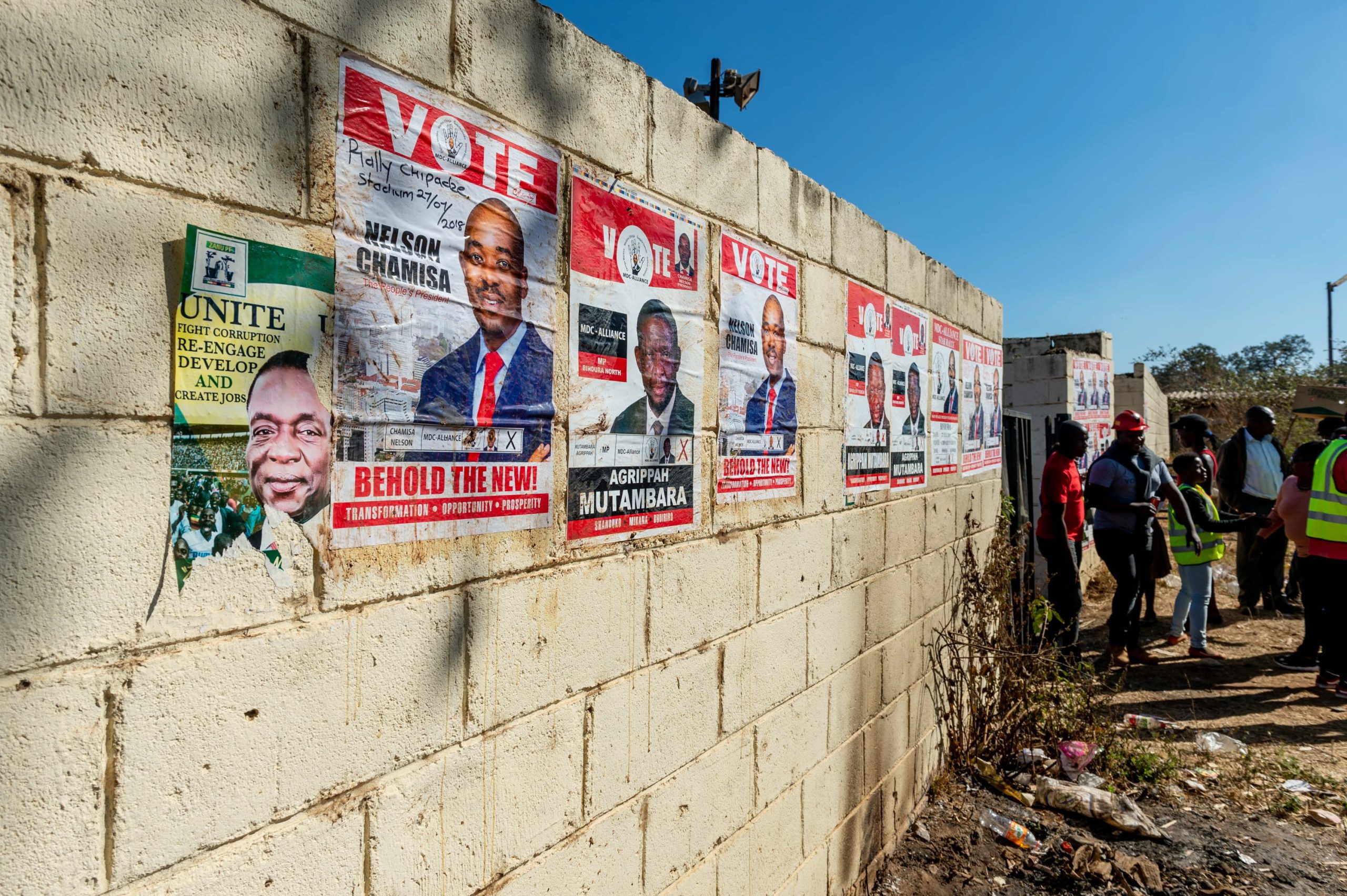 Mais de cinco milhões de eleitores votam hoje no próximo Presidente do Zimbabué