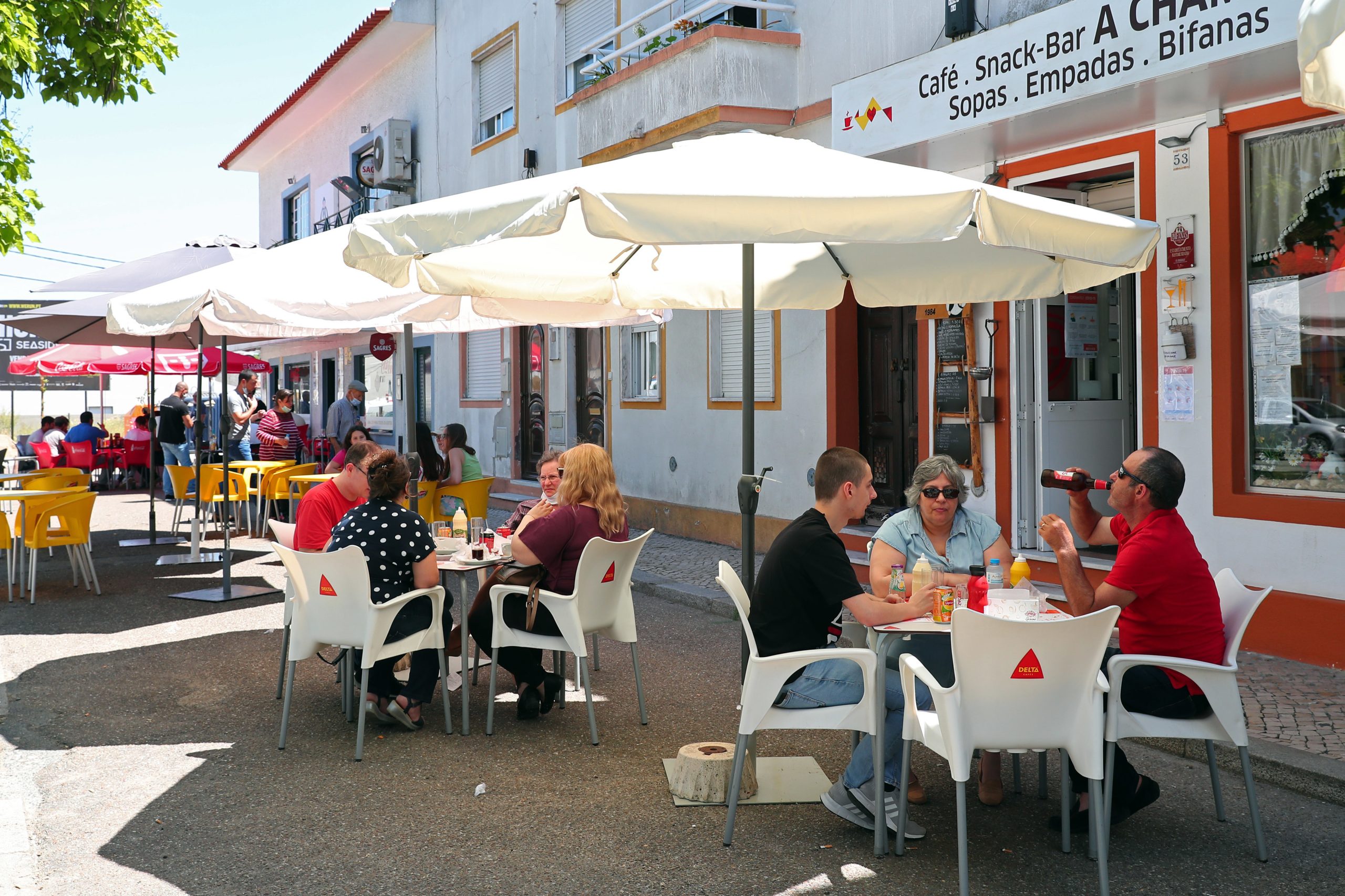 Pessoas com 60 ou mais anos saíram mais para esplanadas, restaurantes ou cafés, indica estudo